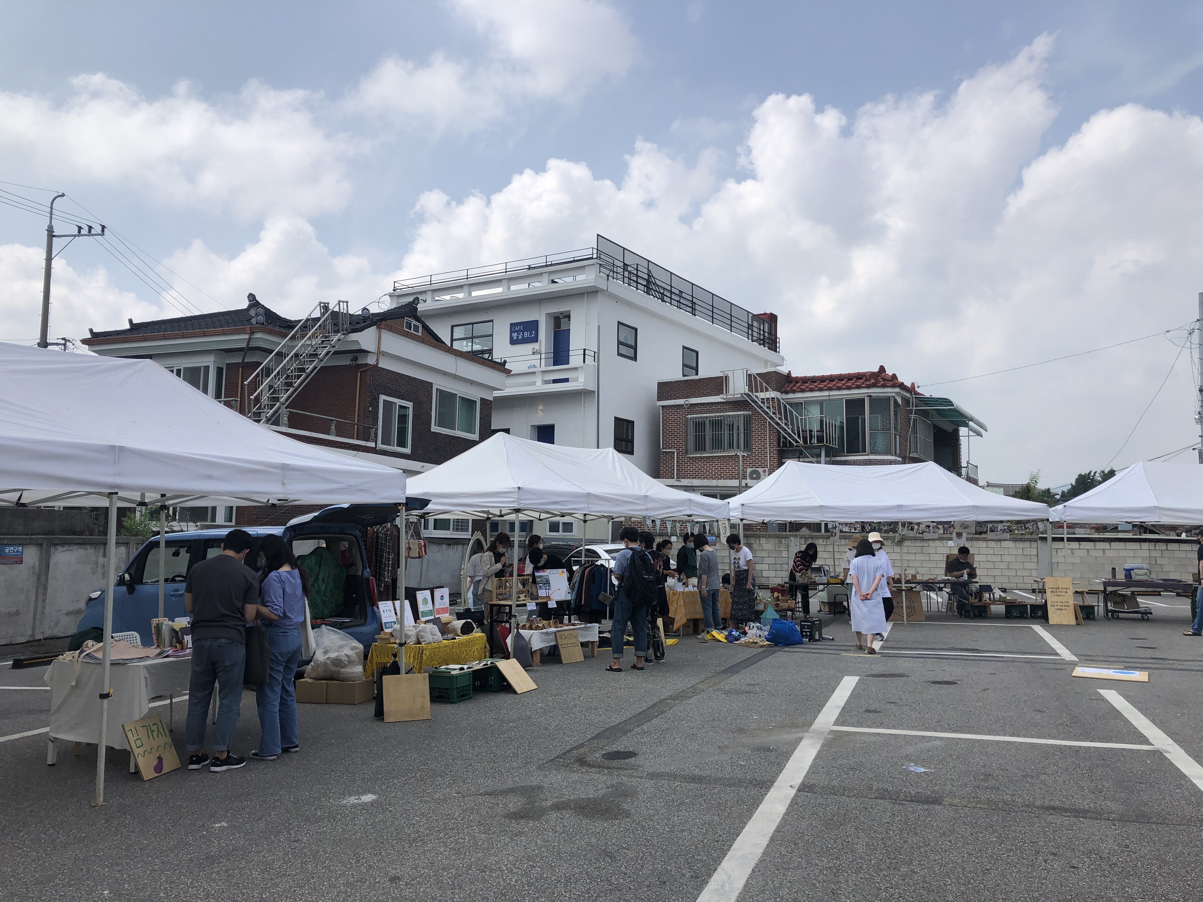 사회적 거리를 두고 있는 부스들.