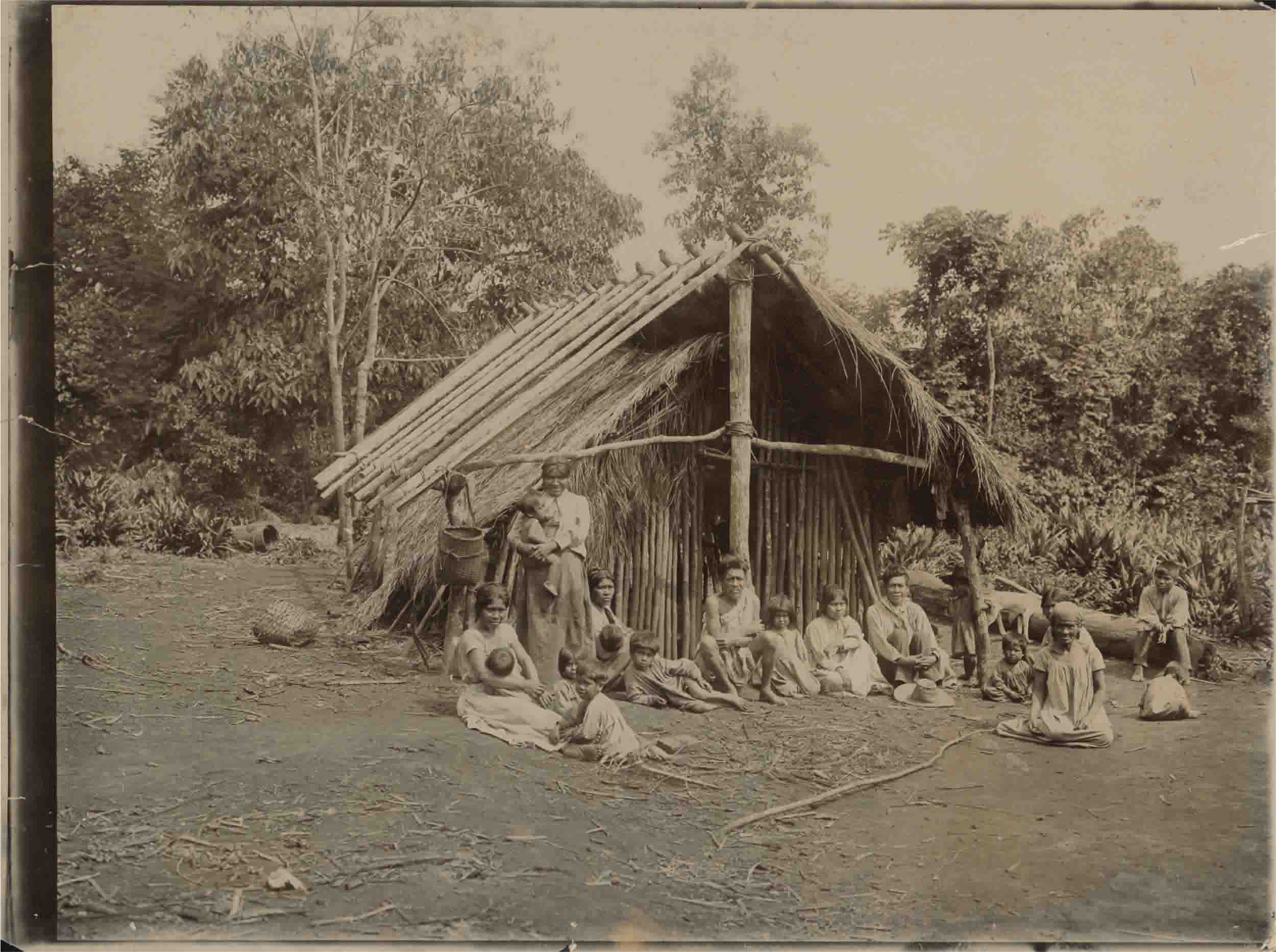 MP.1454Autoria desconhecida, Sem T&iacute;tulo, s.d. A mesma imagem consta em Fernandes (1941, p.88), com a seguinte legenda: &ldquo;Foto n&ordm; 3 Tipo de rancho ou choupana primitiva dos Caingangues&rdquo;