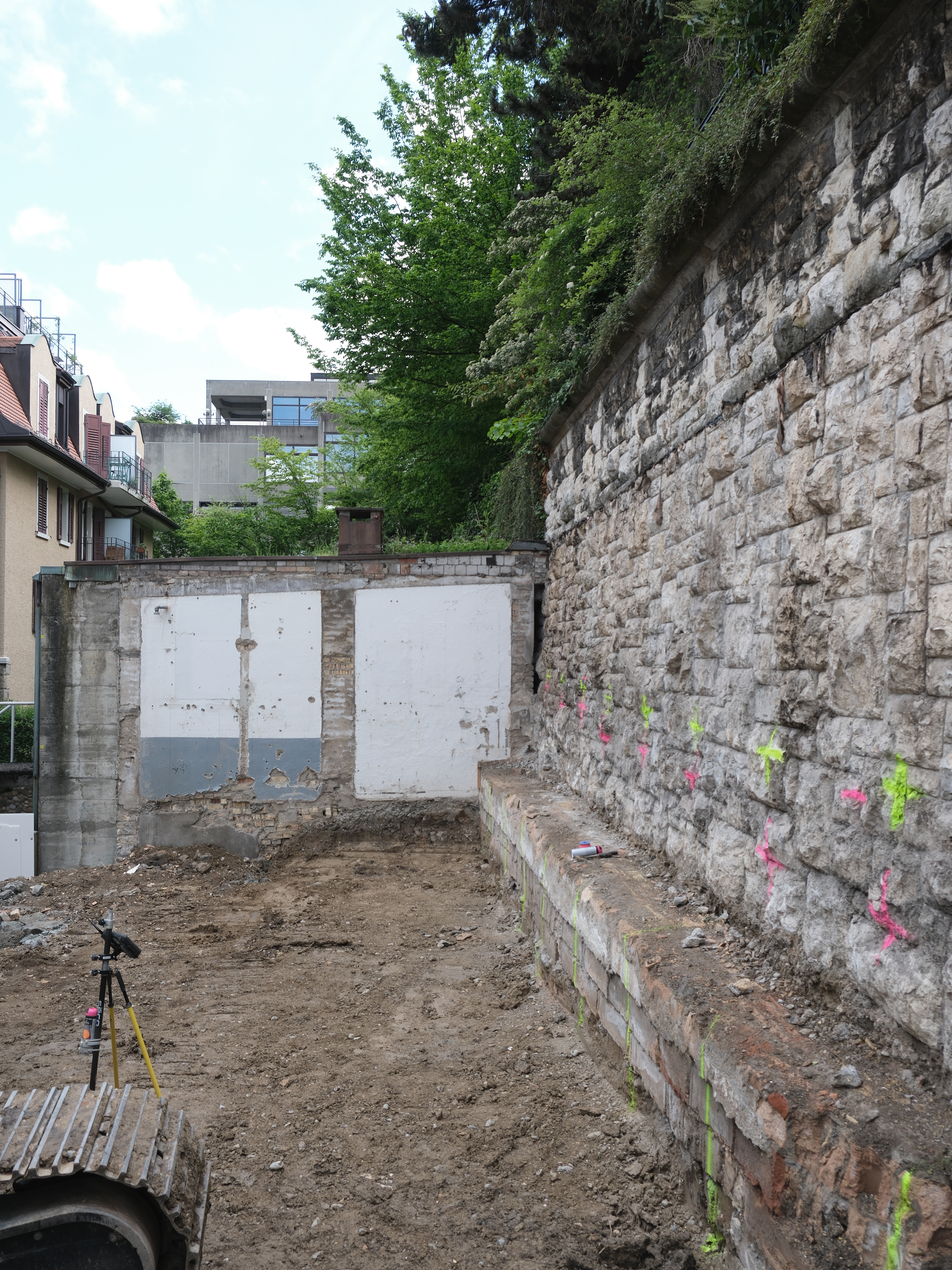 06.06.24 - Archäologisches Fundstück: Die Wand fürs Atelierhaus in Wiedikon ist freigelegt. 