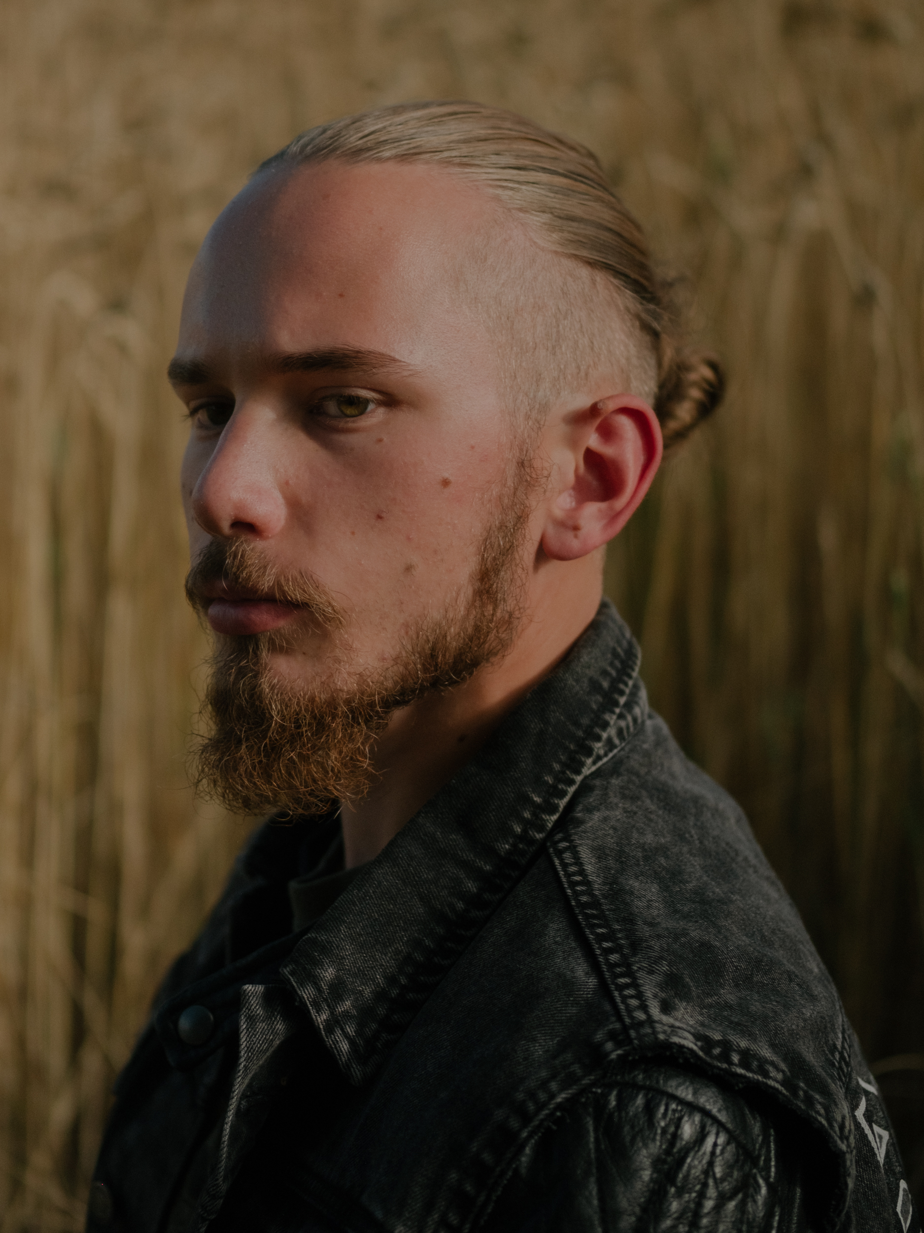 Portrait von Dennis* - Dennis hat zu seinem ersten “ Clean-Geburtstag“ eine neue Kutte bekommen. Er möchte diese mit Batches besticken und mit der noch leeren Jacke einen Neustart beginnen. „Nüchternheit zeigt mir, dass ich das erste Mal in meinem Leben, etwas Messbares selber bewegen kann. Das macht mich stolz und gibt mir Kraft“, Juli 2020. // *Name von Autor geändert. //Portrait of Dennis* - Dennis got a new robe for his first "clean birthday". He wants to embroider it with batches and make a new start with the still empty jacket. "Sobriety shows me that for the first time in my life I can make a difference. It makes me proud and gives me strength", July 2020. // *Name changed by author.