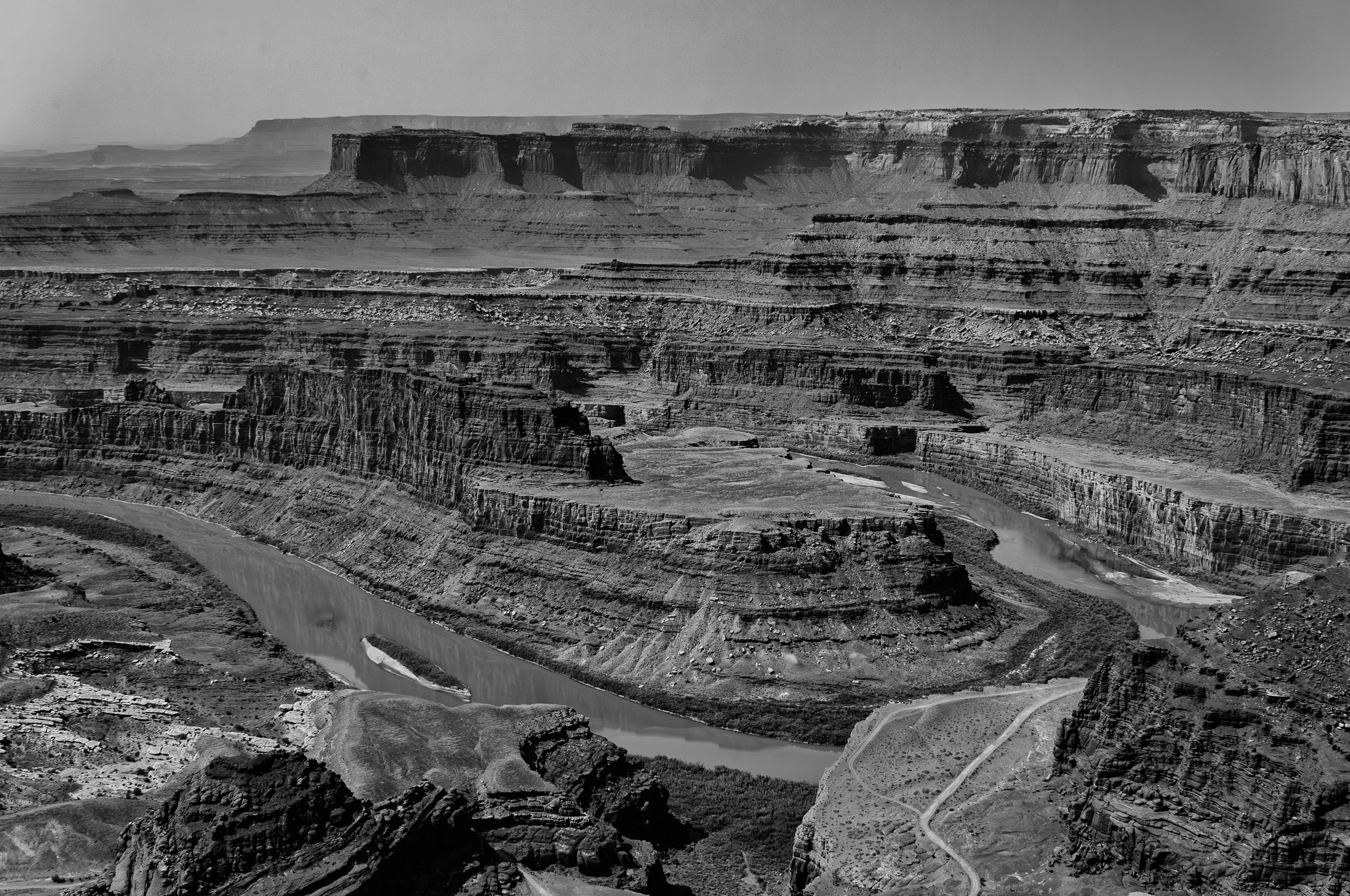 Canyonlands National Park. Horse Point (Thelma et Louise). 1830 m, on surplombe les lacets du Colorado qui serpente 600m plus bas.