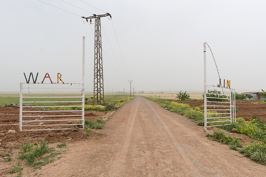 Jinwar, avril 2018. Le village Jinwar est pr&eacute;vu pour accueillir 30 femmes, et leurs &eacute;ventuels enfants. Si la priorit&eacute; sera donn&eacute;e aux femmes de martyrs, toutes les femmes d&eacute;sireuses d'y habiter pourront en faire la demande, c&eacute;libataires,femmes divorc&eacute;es, victimes de violences conjugales... Si les hommes ne peuvent r&eacute;sider au village, ils viennent toutefois y participer aux travaux. Les maisons sont construites en brique de terre et de paille traditionnelle, le but &eacute;tant d'avoir le fonctionnement le plus &eacute;cologique possible.