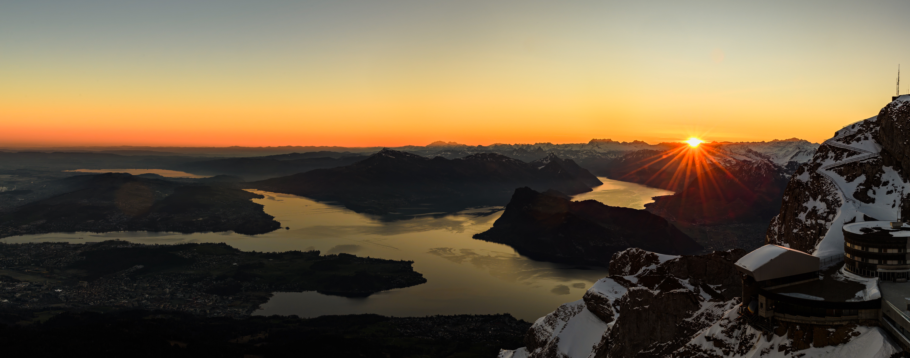 Vue du lac des quatre cantons. Levé de soleil.