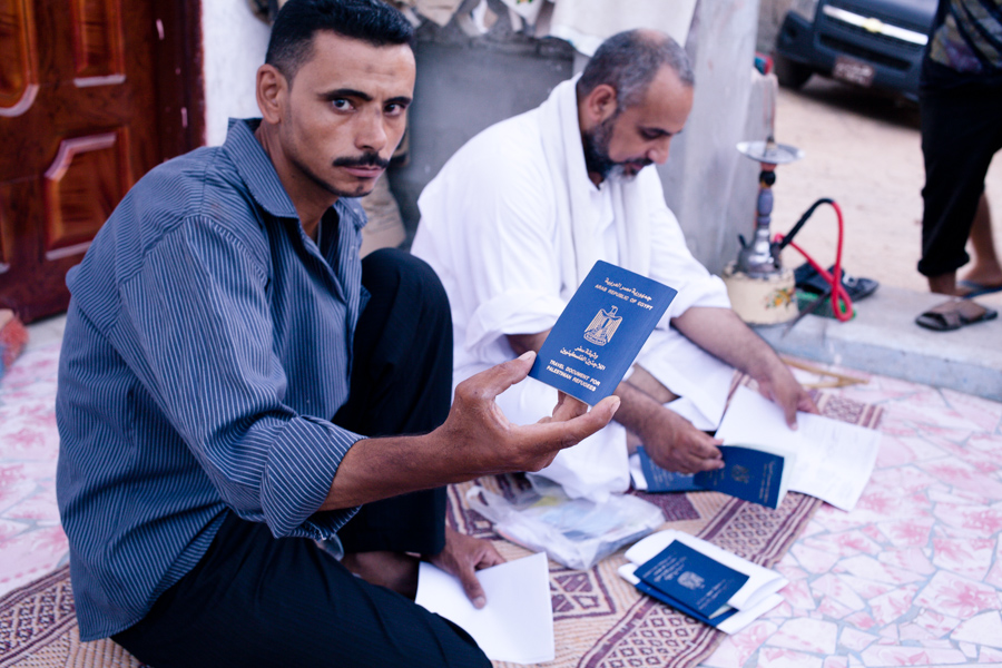 Eid Fadel al Namouly est un des fils de l'ancien chef du village. Il est né à Gezeret Fadel. Son frère est le maire. Lui même est responsable de la communauté des réfugiés, conserve dans un coffre les documents de circulation des habitants du village, ainsi que les objets précieux liés à la mémoire. Il est en lien étroit avec l'ambassade palestinienne. Aux dires d'un habitant, il distribue les aides mensuelles accordées par l'ambassade. Ce statut lui vaut le respect du village.