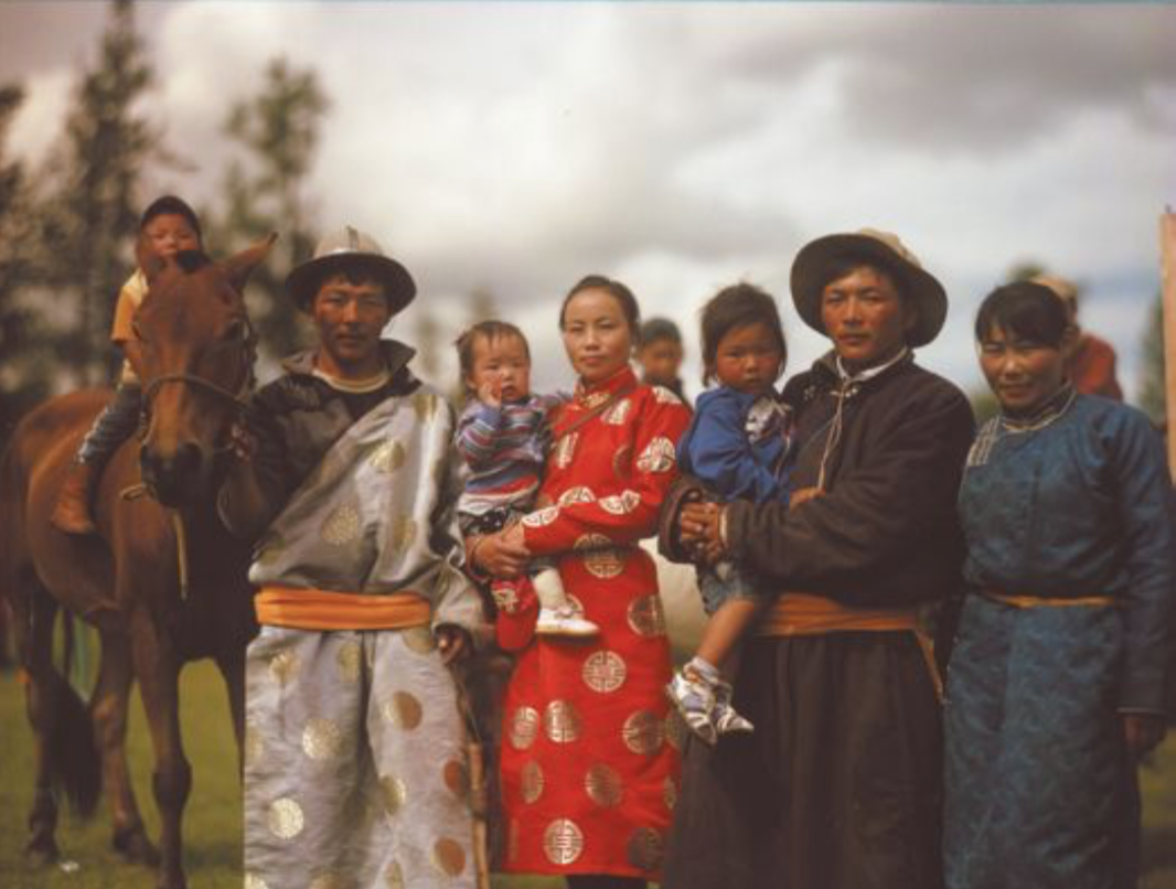 Arno LAFONTAINE, Photo de famille, Karakorum Mongolie. Projet «one for you, one for me». Tirage du polaroid 4X5