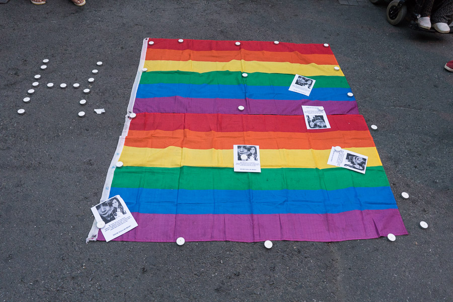 Hande &eacute;tait transexuelle. Il y a deux semaines, son corps a &eacute;t&eacute; retrouv&eacute;, viol&eacute; et br&ucirc;l&eacute;, &agrave; Zekeriyak&ouml;y. La communaut&eacute; LGBT demande que la justice enqu&ecirc;te sur ce crime, et proteste contre la lenteur des autorit&eacute;s &agrave; mener l'enqu&ecirc;te.