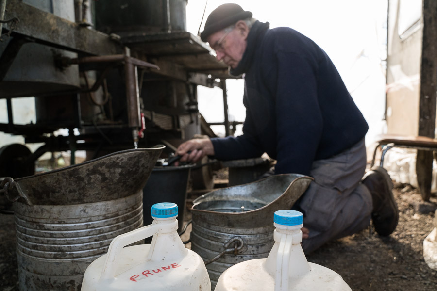 L'alcool commence &agrave; sortir &agrave; 90&deg;. Le titrage diminue au fur et &agrave; mesure de la distillation. Le bouilleur doit r&eacute;aliser unm&eacute;lange pour que l'eau de vie soit &agrave; 50&deg;. De plus, comme c'est la fin de la distillation qui contient les alcools lourds apportant du go&ucirc;t &agrave; la boisson, il faut &eacute;quiibrer les saveurs.