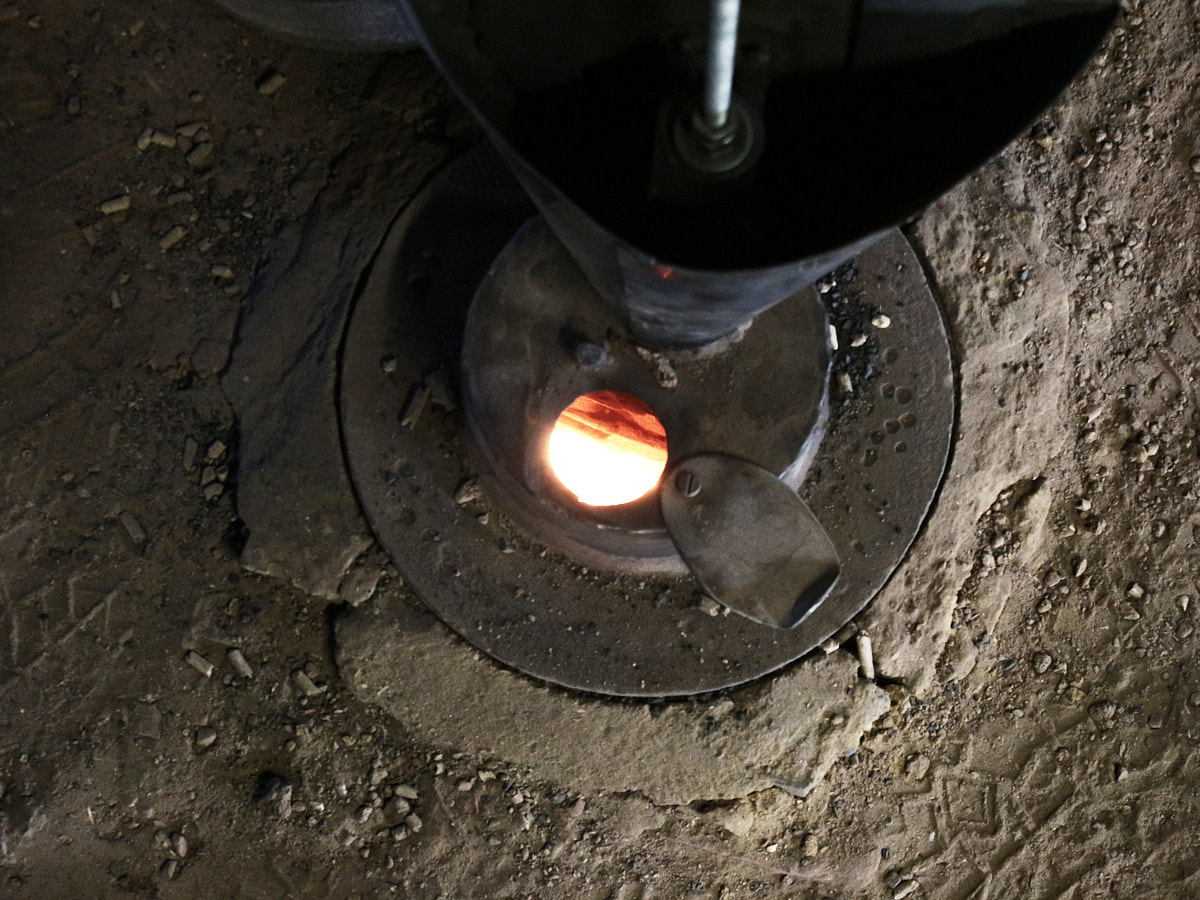 Il est alimenté par 95% de pellets (du bois compacté) et 5% de charbon de bois. 