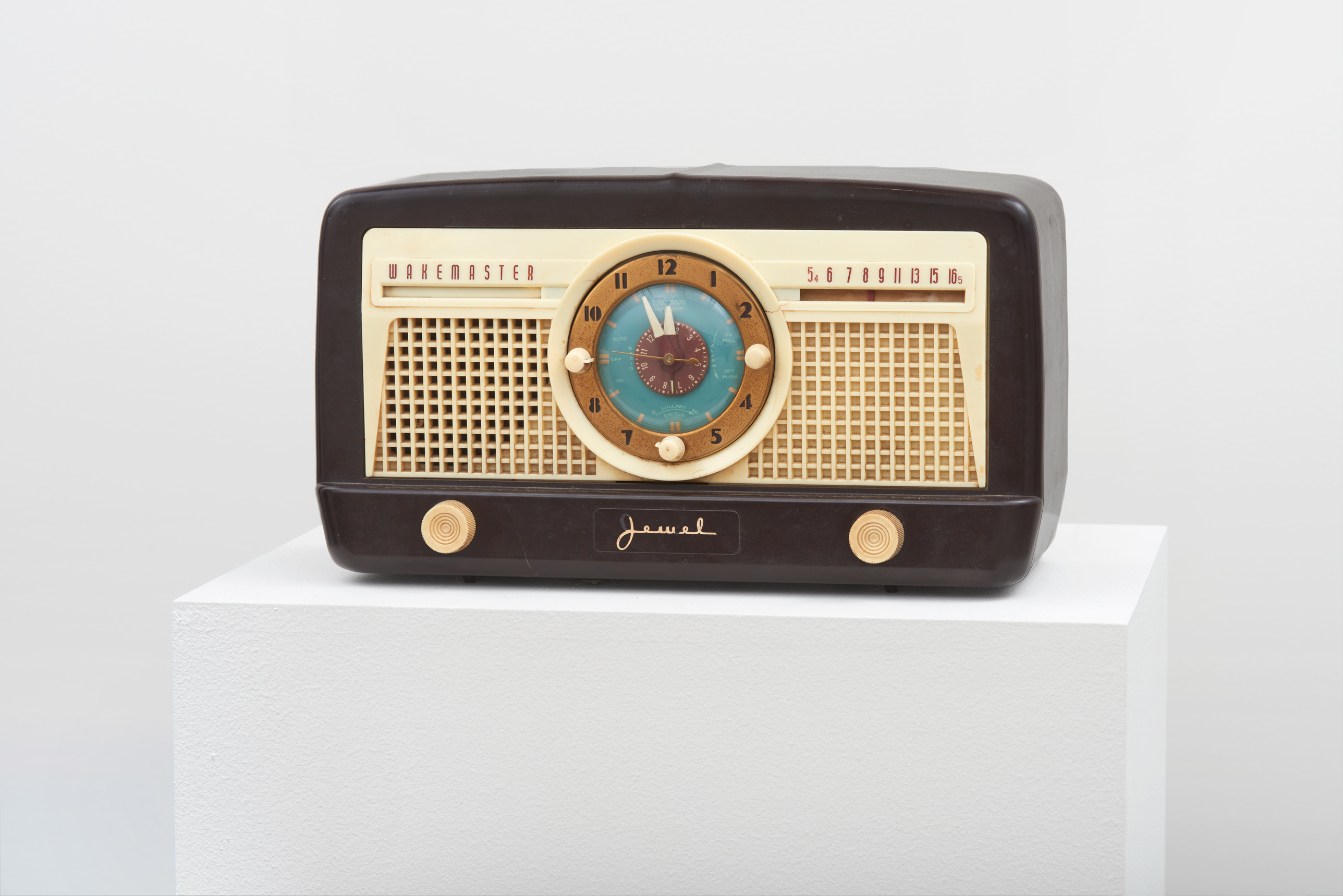   Constance DeJong, Wakemaster Jewel, 2015. Re-engineered radio with amplitude-sensitive LEDs, audio, 7 x 14 7 inches.  (Credit: Phoebe D'Heurle)