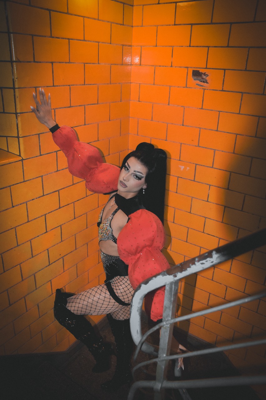 Makeup, Outfit, Choreo – alles sitzt. In wenigen Augenblicken betritt Ares die Bühne.