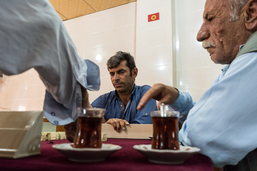 Camp de Maxmur, Irak. la crise économique au Kurdistan irakien touche le camp de plein fouet. Le taux de chômage est élevé. Désoeuvré, les hommes sans emploi passent la journée entre chez eux et la maison de thé.