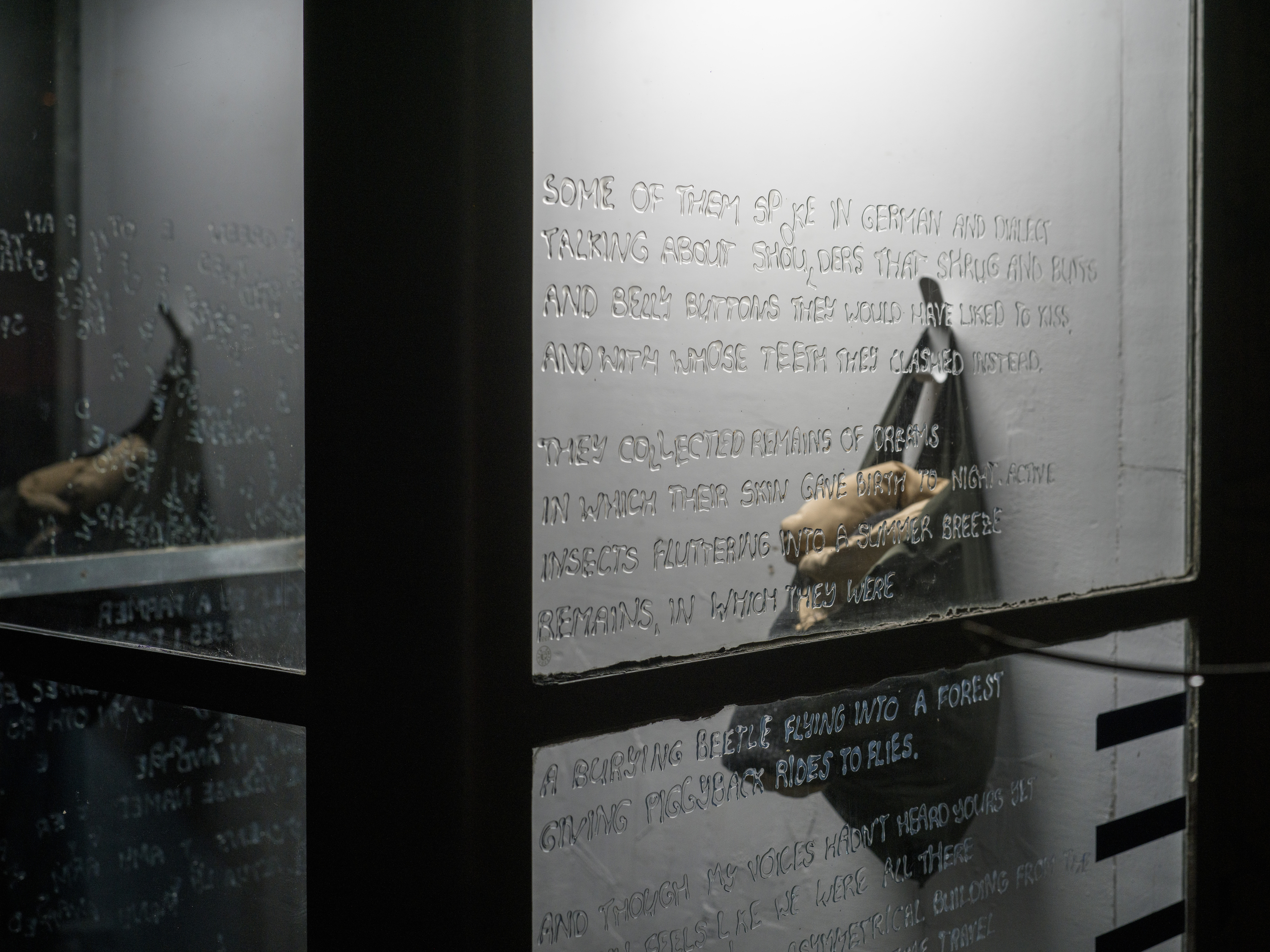 Buchstaben aus transparenter Fensterfarbe, Daunenjacke und Wollpullovers, Sound