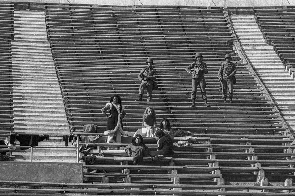 Marcelo MontecinoPresos políticos, Estadio Nacional, Santiago, 1973Gelatina de plata24 x 30 cm 