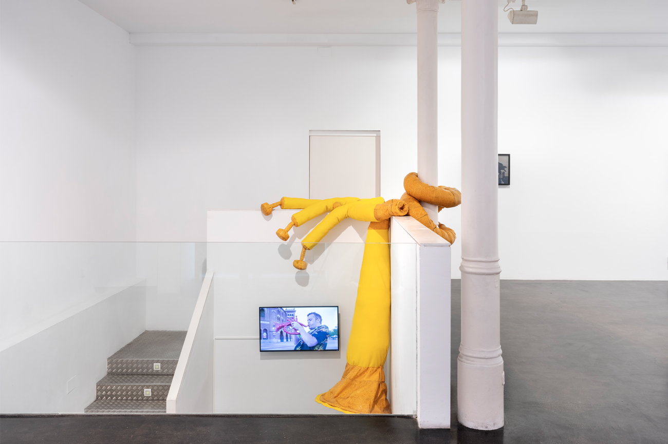 Pilar Quinteros & Patricio BlancheEl Fliscorno y el Zapato de Gamuza, 2021Tres vol&uacute;menes de cuero sint&eacute;tico, un cortometraje y un dibujo sobre papelVol&uacute;menes: dimensiones variablesVideo: 10'Dibujo: 50 x 70 cm