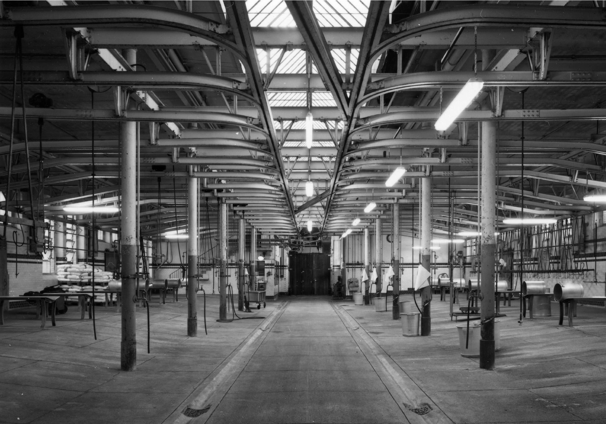 Empty Kleinviehschlachthalle with several slaugthering stations, Schlachthof Zürich, 1980. Source: Baugeschichtliches Archiv der Stadt Zürich.