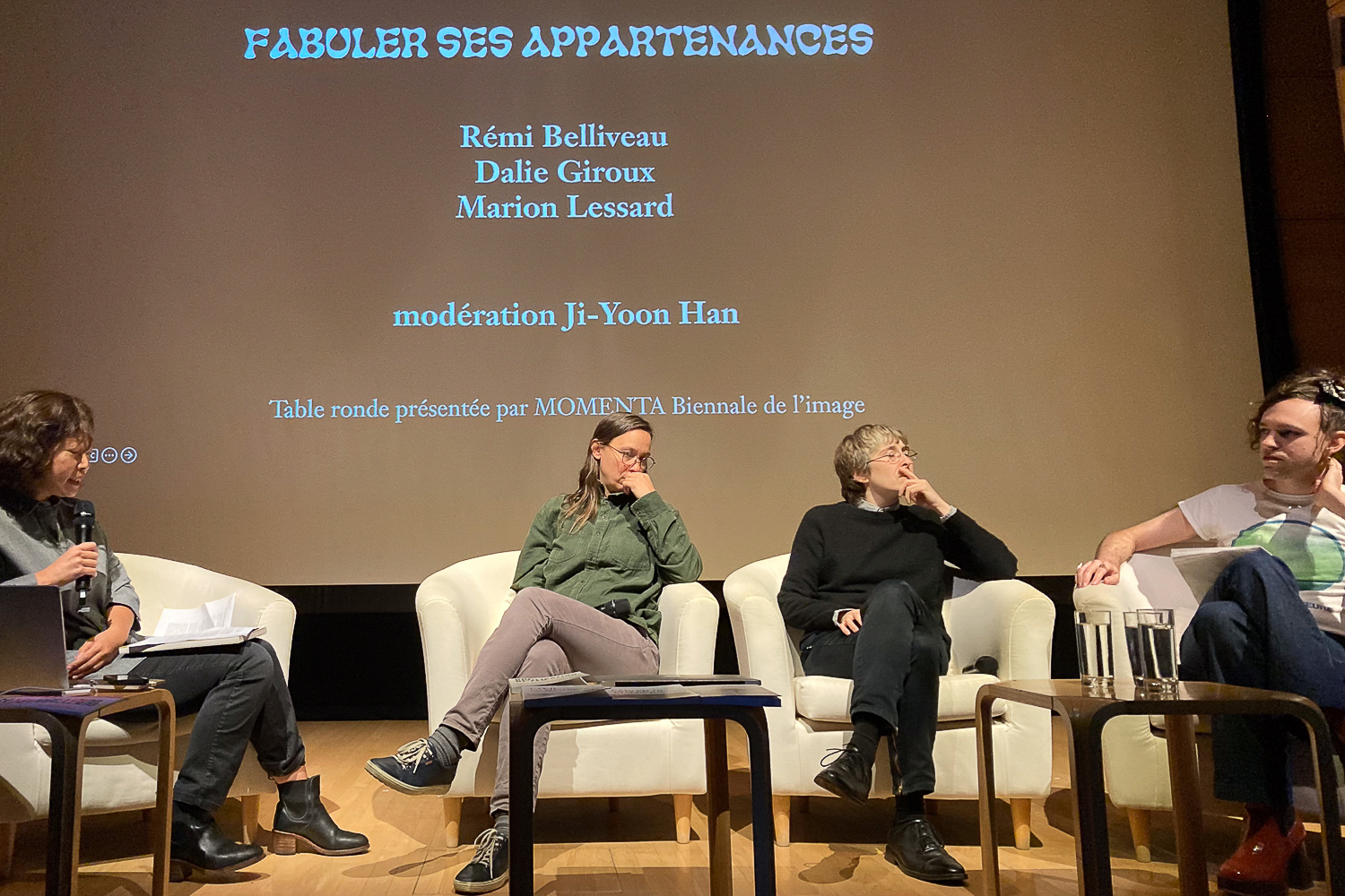 Fabuler ses appartenances. Conversation avec Rémi Belliveau, Dalie Giroux et Marion Lessard, MOMENTA 2023 / Musée d'art contemporain de Montréal. Photo : Gaëtan Thomas.