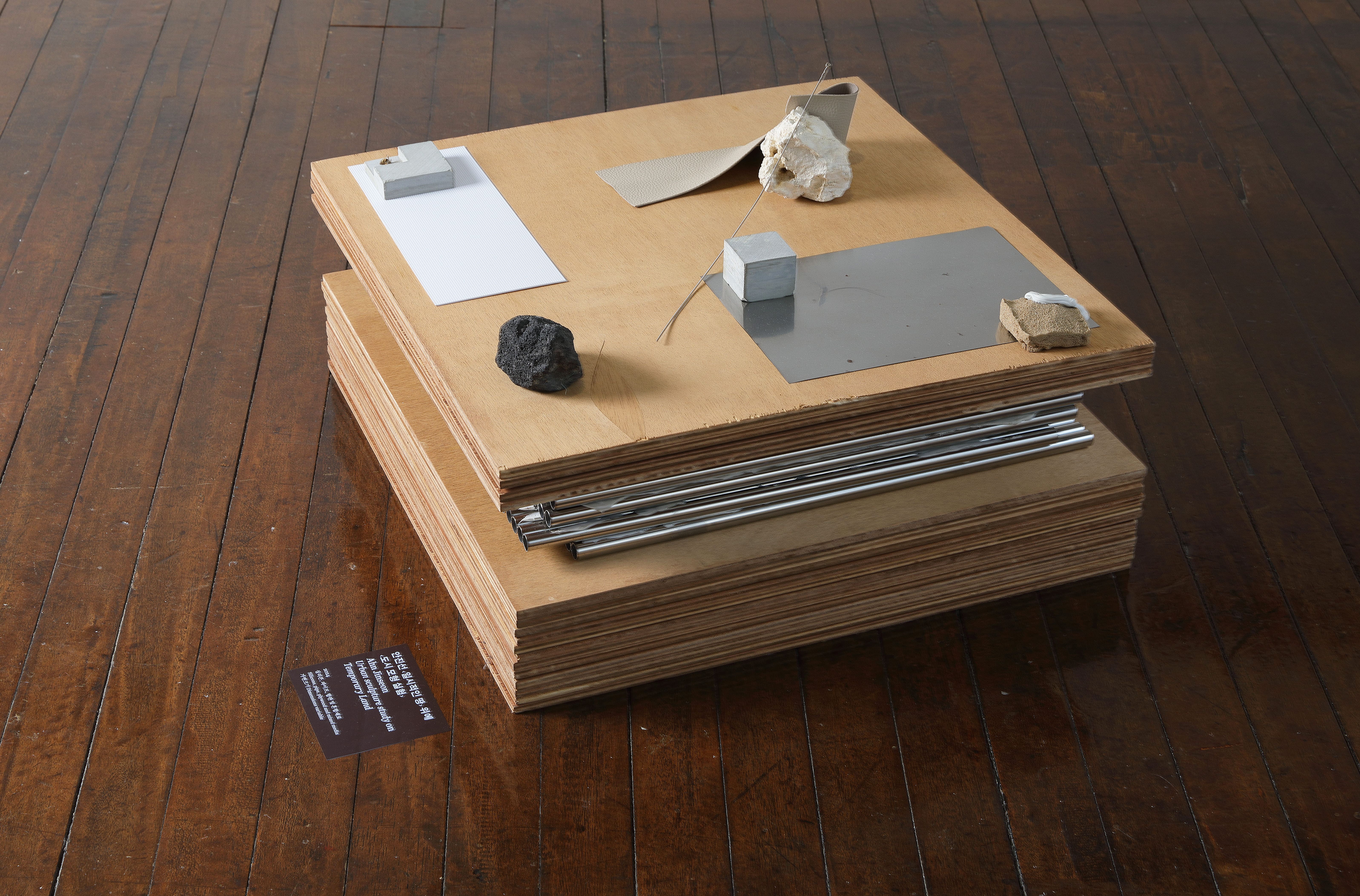  위에  , 2024, 실리콘, 파이프, 합판 및 혼합재료, 가변크기