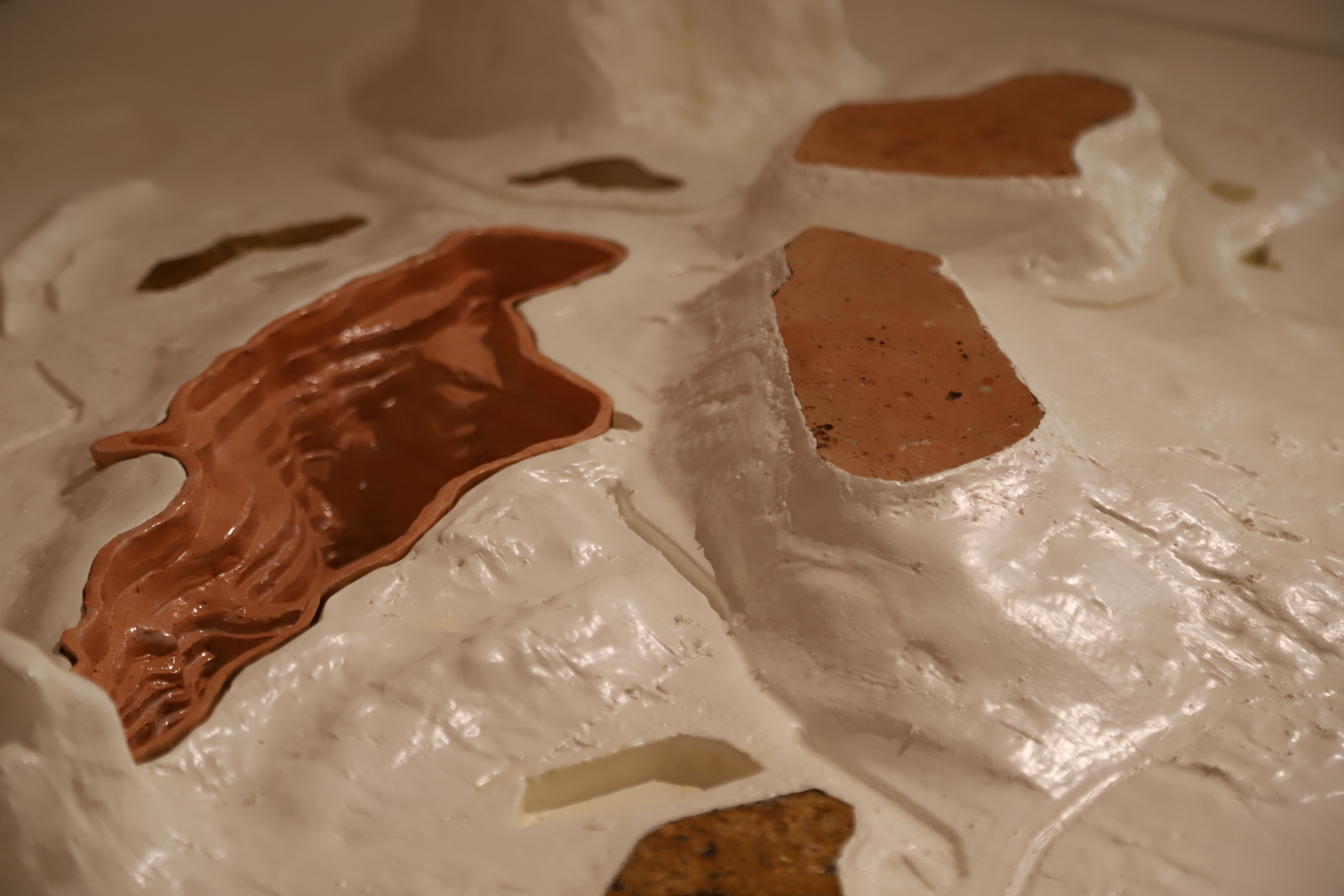 Materials mirror and reflect one another. Terracotta clusters together in this composition.