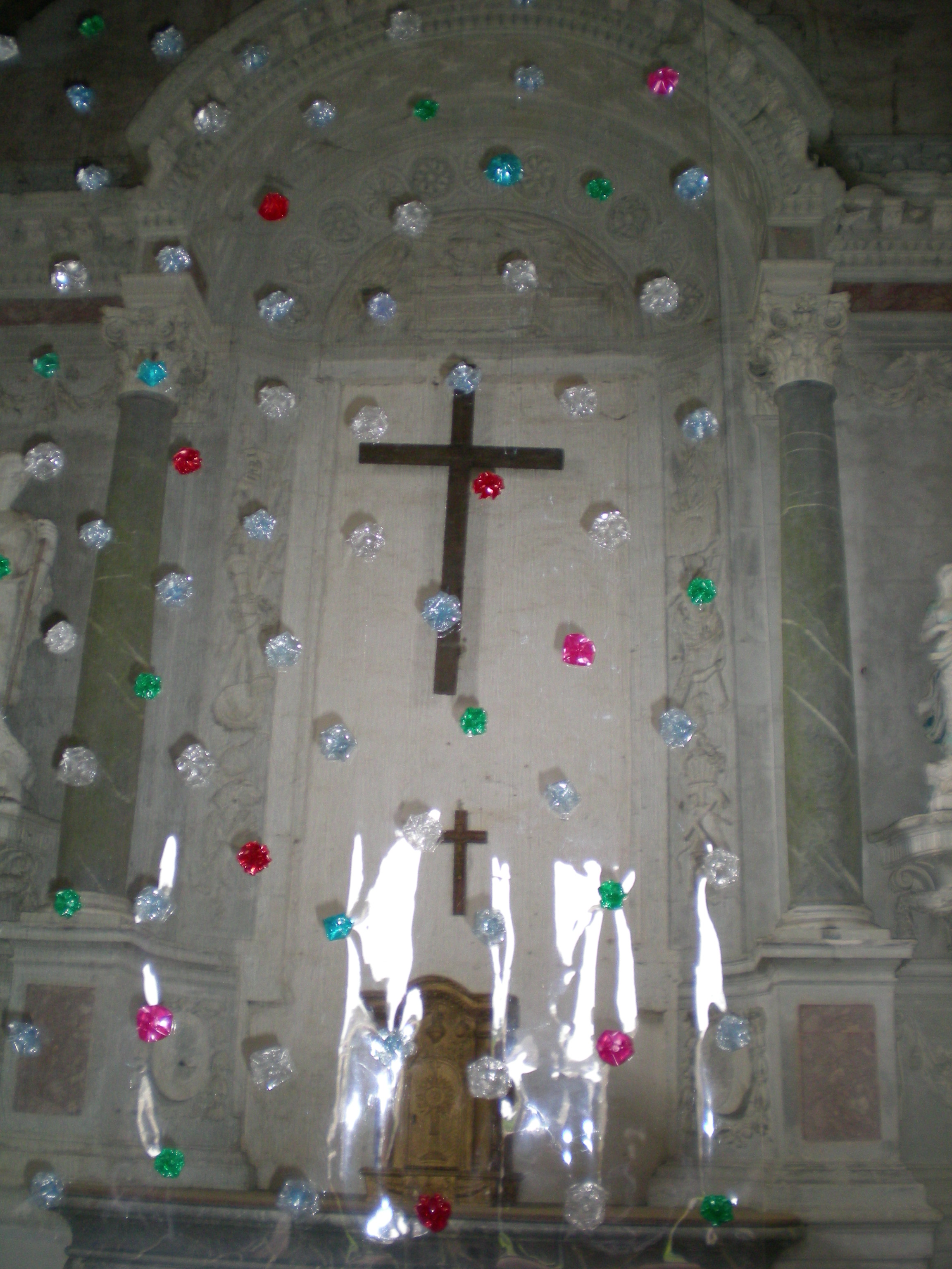Installation pour Art et Chapelle, Plastique découpé et plié
