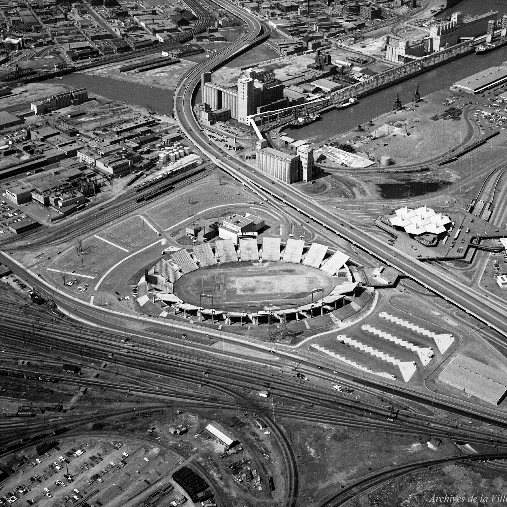 Aerial View of the Goose Village, Autostade/Vue aérienne du Village-aux-Oies, Autostade, 1968, Louis-Philippe Meunier, Les Archives de la Ville de Montréal, VM94-B039-009-1, 1967