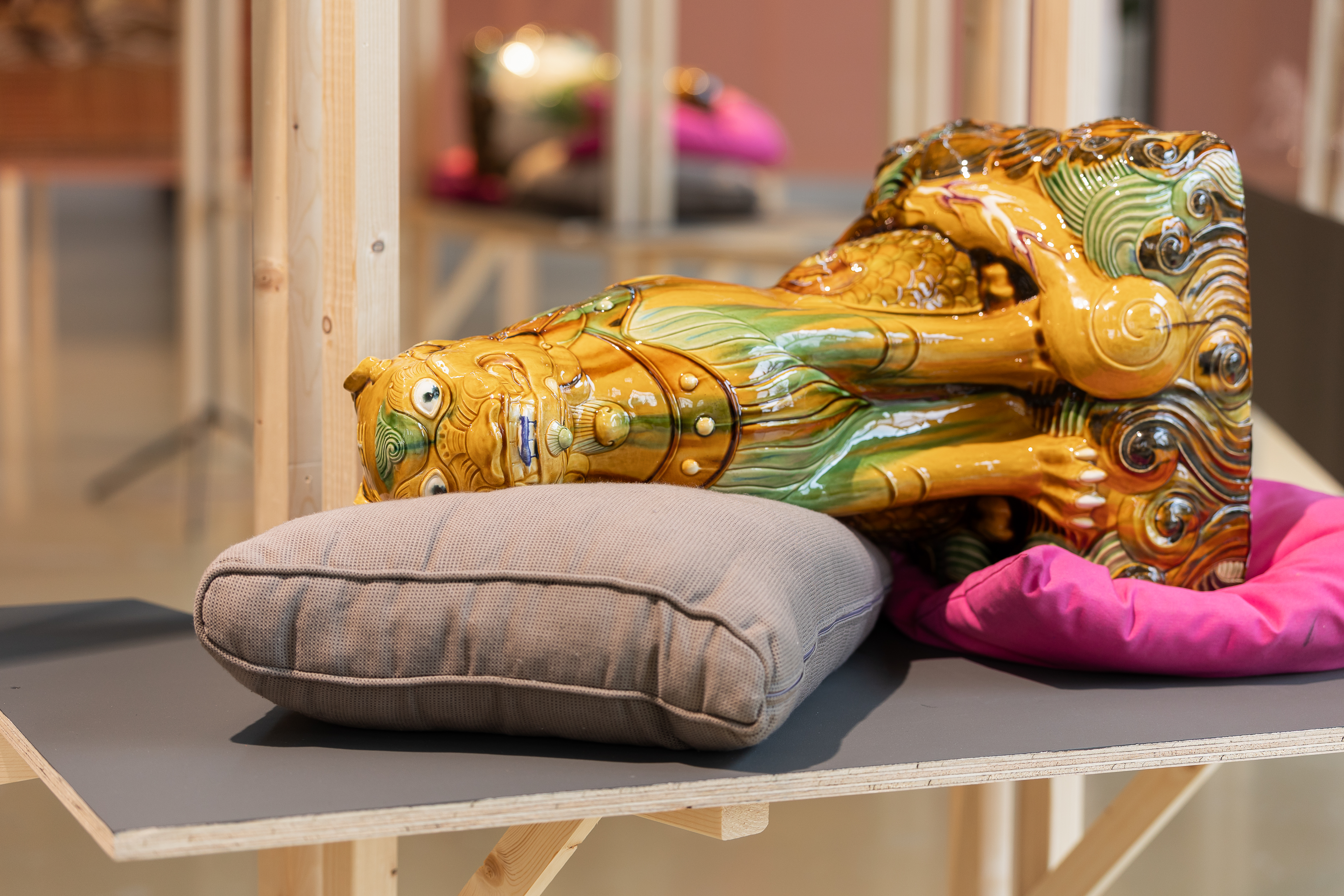 Statue of Asking: Ode to the Belgian Coast I Stoneware, glaze, transport cushions from the museum loan crates40 x 74 x 40 cm 2024