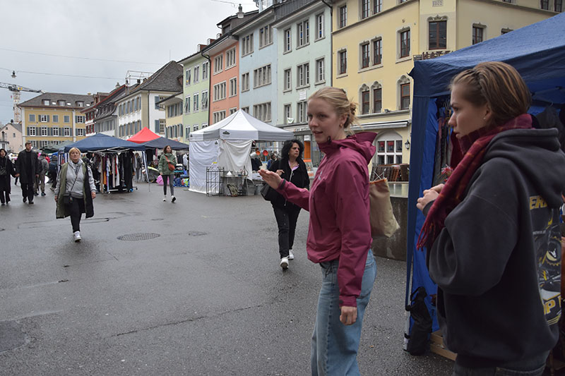 Trotz fr&uuml;hen Morgenstunden sind bereits zahlreiche Schn&auml;ppchenj&auml;ger:innen unterwegs. Auch wir sind bereit &ndash; auf zum ersten Stand! 