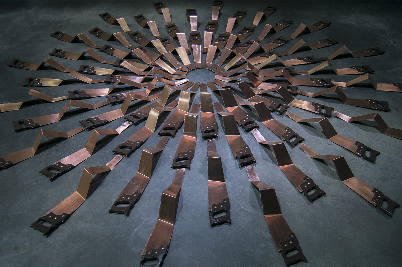 Patrick HamiltonConstrucción con Serruchos, 2013Copper plate, laser cut, polished and lacquered, wooden handleDiameter 380 cmView of the installation, "Pabellón de la Urgencia", 55ª Venice Biennale, ItalyPhoto ©Patrick Hamilton