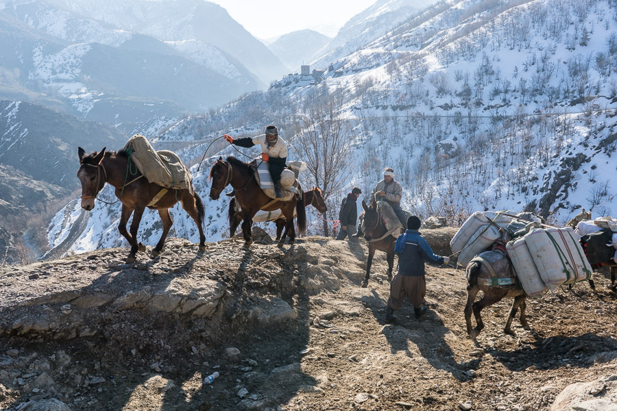 Village de Zale, Kurdistan, Irak, février 2017. Au fond, le poste frontière iranien. Jusqu'à 800 chevaux par jour peuvent arriver au village.