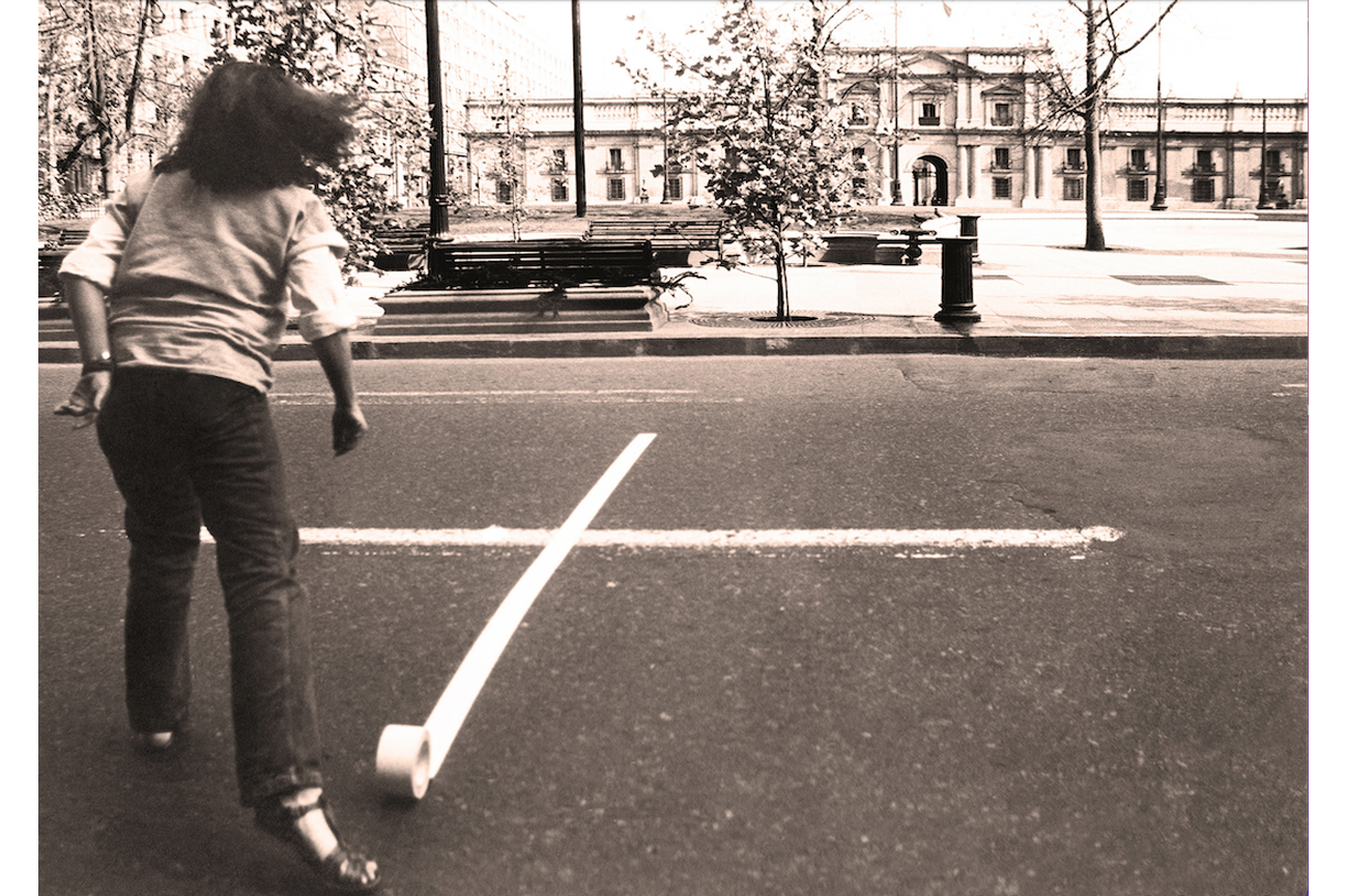 Lotty RosenfeldPalacio Presidencial La Moneda, 1984/2019Fotografía impresa en papel algodón Baryta53 x 70 cm