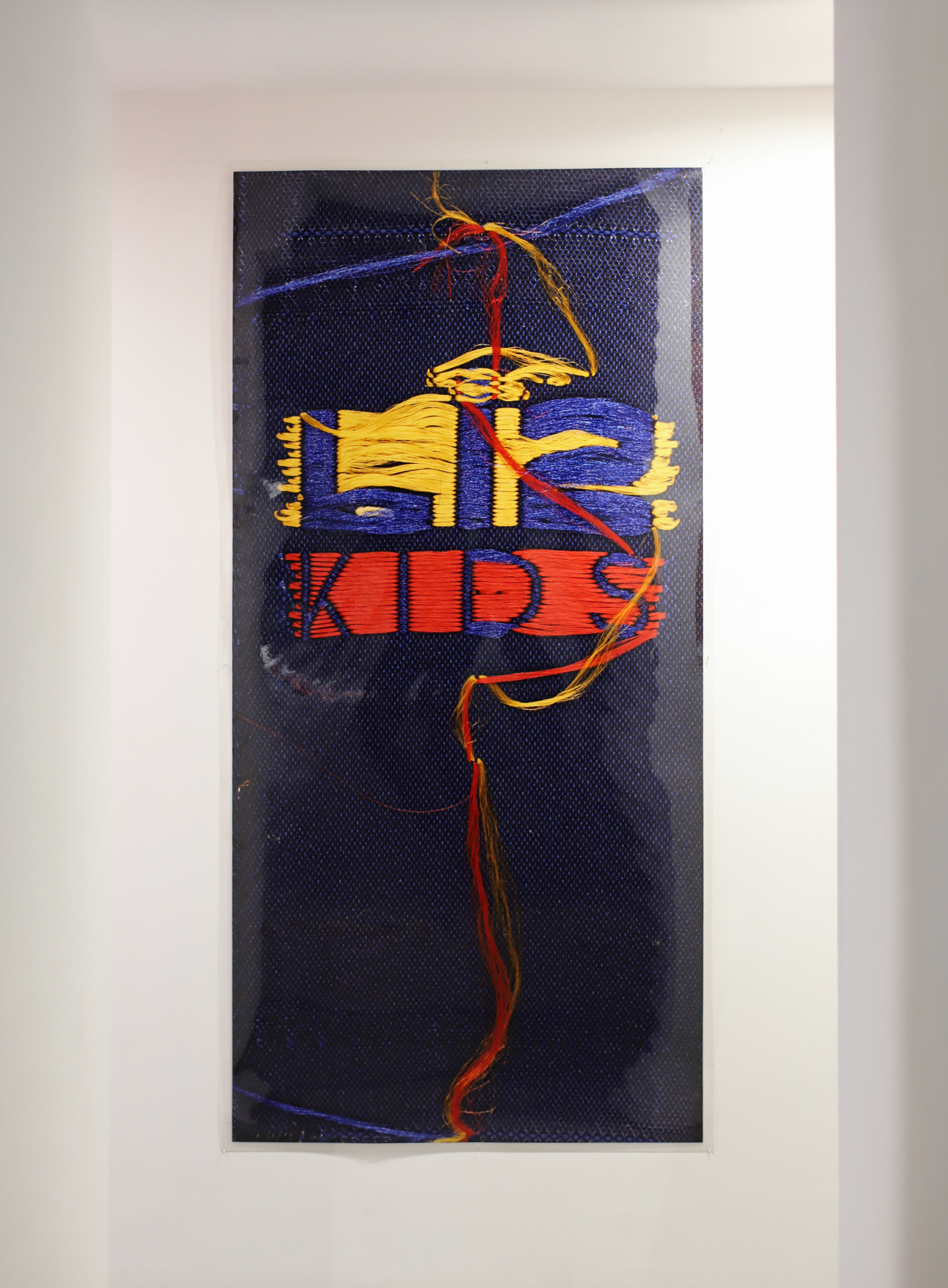 Mariola Przyjemska: Kid’s Piss, 1996, laminated color photograph, 87 x 182 cm; Photo credit: Biuro.