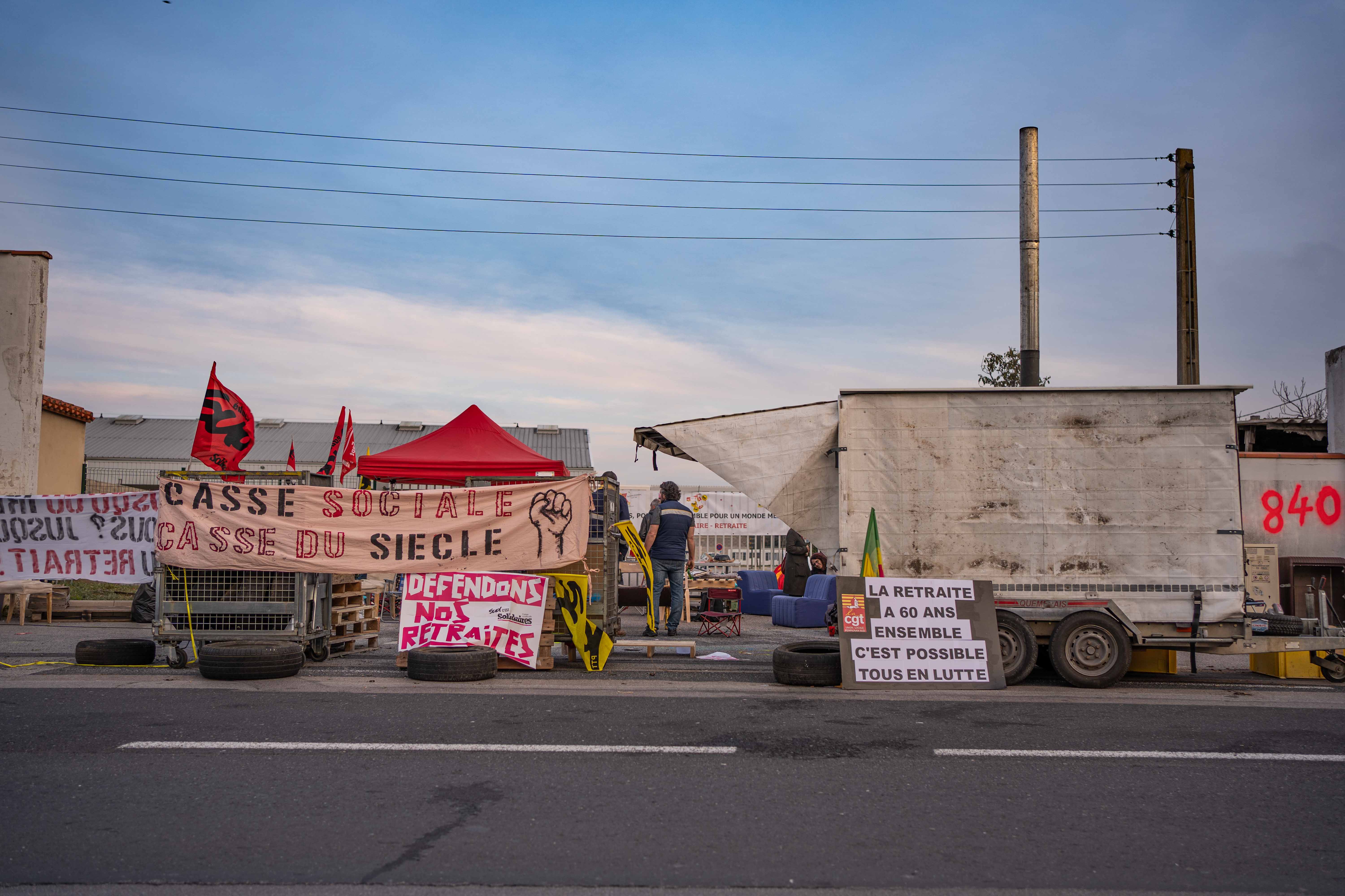  Il sera d&eacute;cid&eacute;, d&egrave;s le lendemain, en Assembl&eacute;e G&eacute;n&eacute;rale de recentrer le piquet devant les grilles de la PPDC.La PPDC est rebaptis&eacute;e le 840, d&rsquo;apr&egrave;s le num&eacute;ro de la rue. Les Assembl&eacute;es g&eacute;n&eacute;rales seront men&eacute;es chaque jour. Puis, suite aux AG, des n&eacute;gociations avec la Poste seront organis&eacute;es et chaque jour, pendant 21 jours, le piquet sera reconduit. 