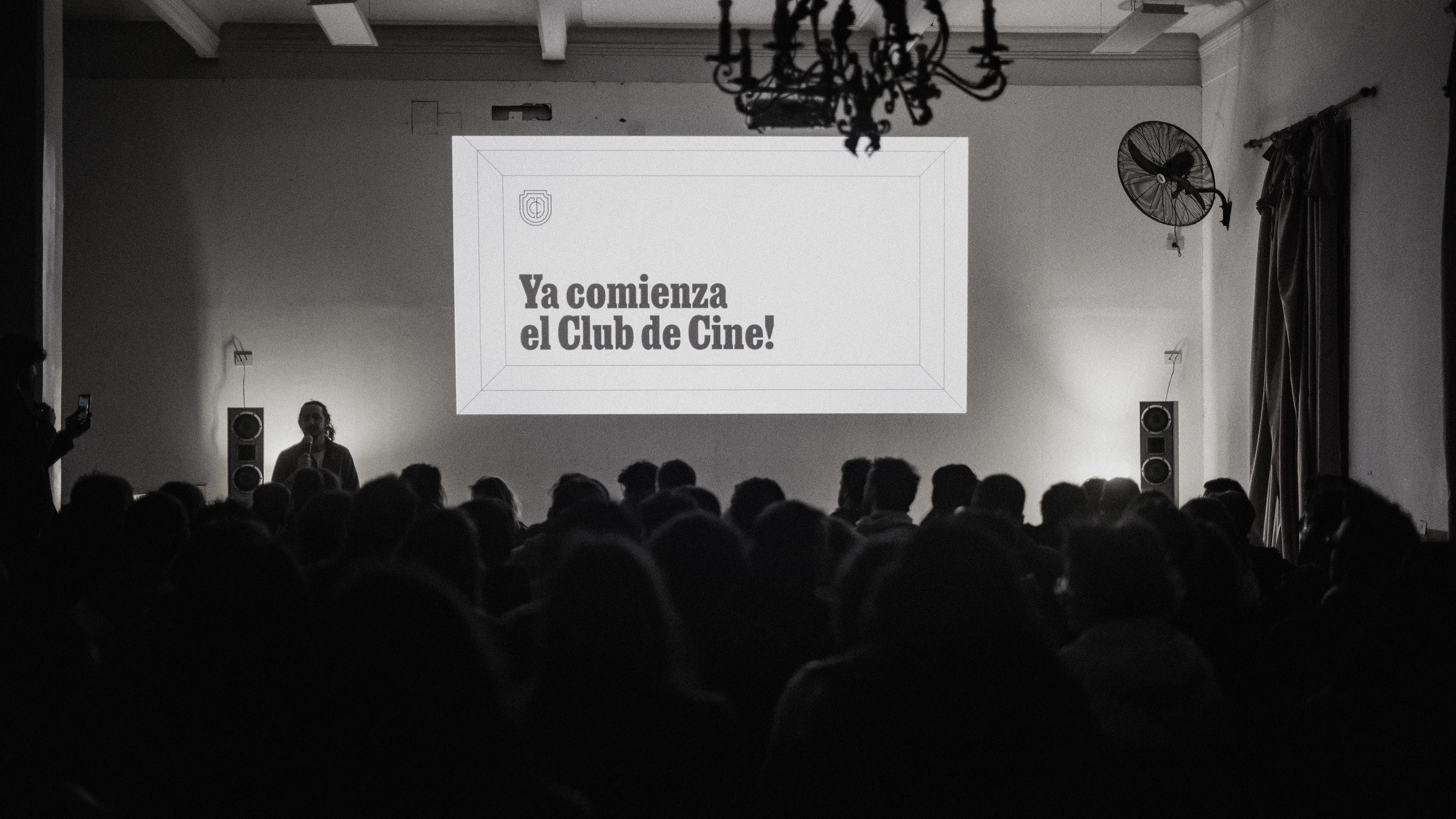 presentación de ciclo de Club de Cine con frase central en serif negra y fondo blanco con textura tipográfica