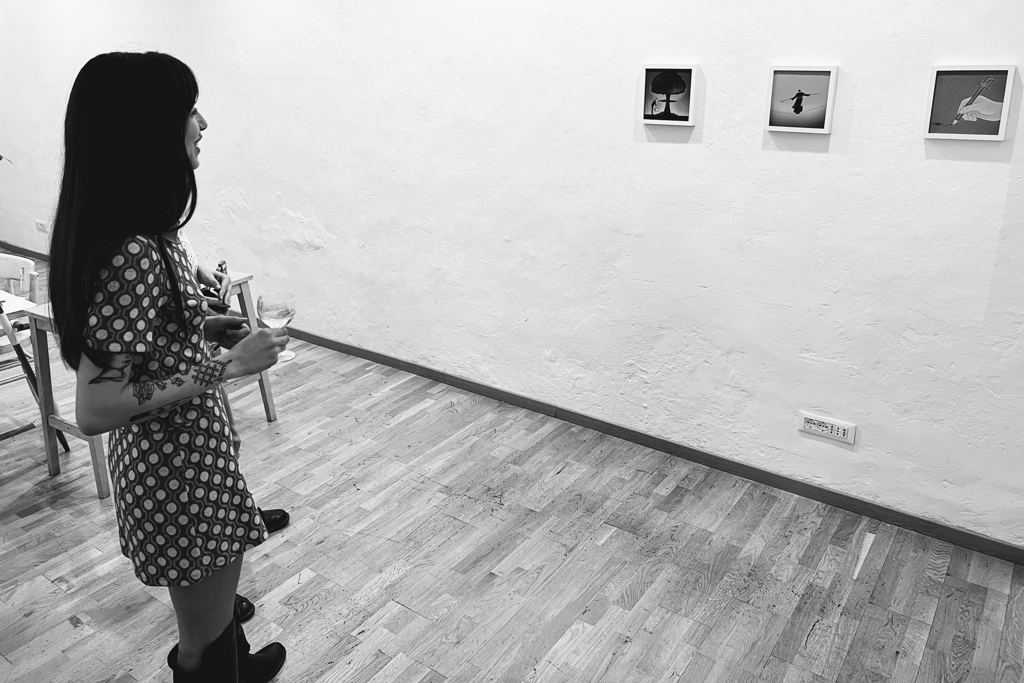 Alessandra Bruni allestisce la sua mostra della rubrica di Frizzifrizzi “Come ogni lunedì” da Zoo, Bologna, 20-10-22