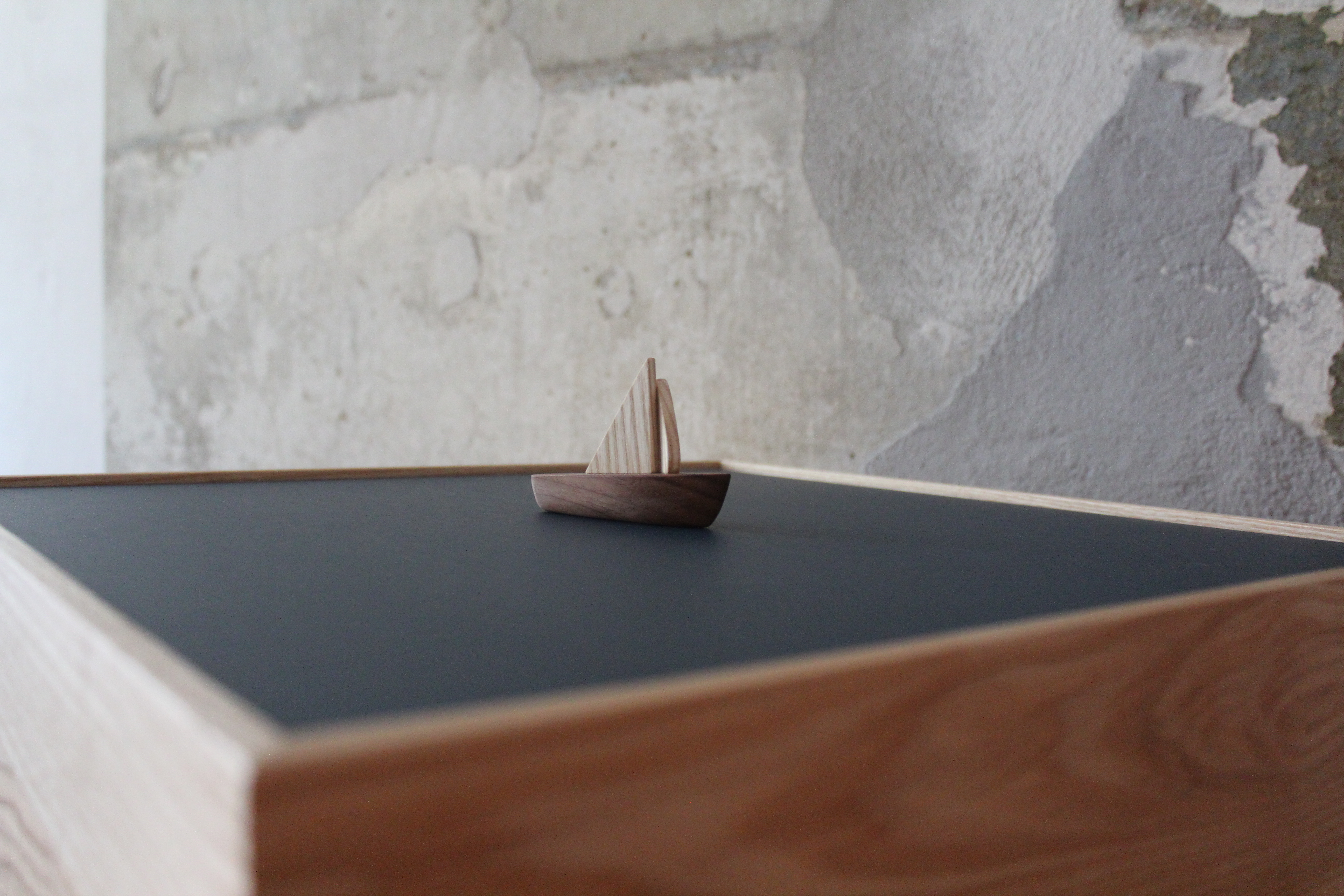 Schatzkiste, Eschenholz / Linoleum.