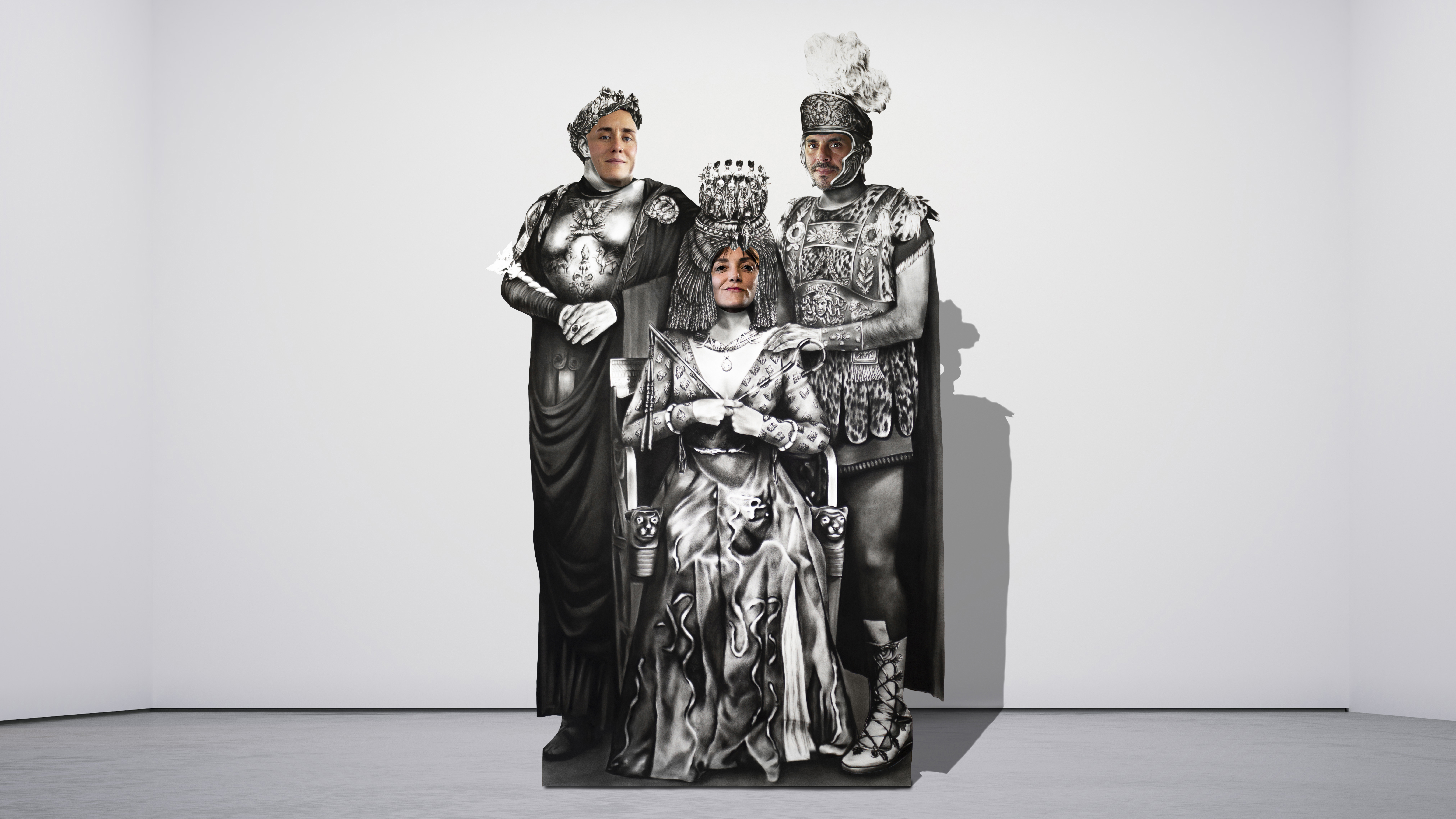 2023, La Triada: Cleopatra, Julio César y Marco Antonio, dibujo/instalación, carboncillo sobre papel, pvc espumado y bloques de concreto, 200 x 120 x 80 cm