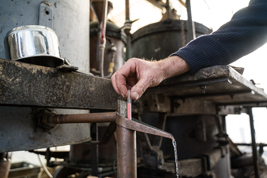 L'alcool commence &agrave; sortir &agrave; 90&deg;. Le titrage diminue au fur et &agrave; mesure de la distillation. Le bouilleur doit r&eacute;aliser unm&eacute;lange pour que l'eau de vie soit &agrave; 50&deg;. De plus, comme c'est la fin de la distillation qui contient les alcools lourds apportant du go&ucirc;t &agrave; la boisson, il faut &eacute;quiibrer les saveurs.