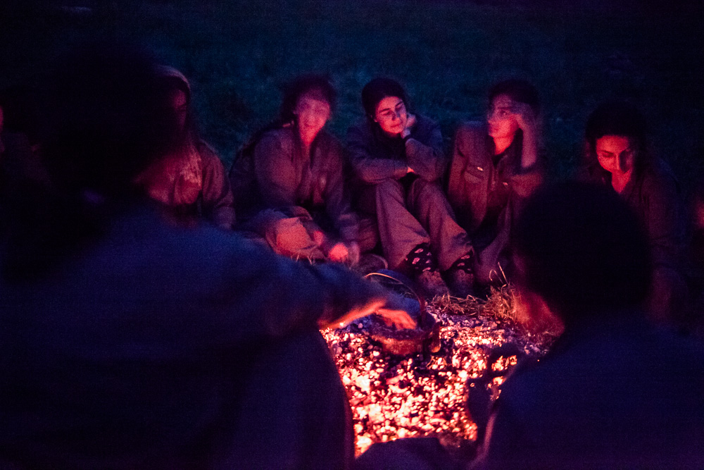 Qandil, kurdistan. Ces femmes profitent des restes du feu pour discuter et se chauffer avant d'aller dormir sous leur tente commune.