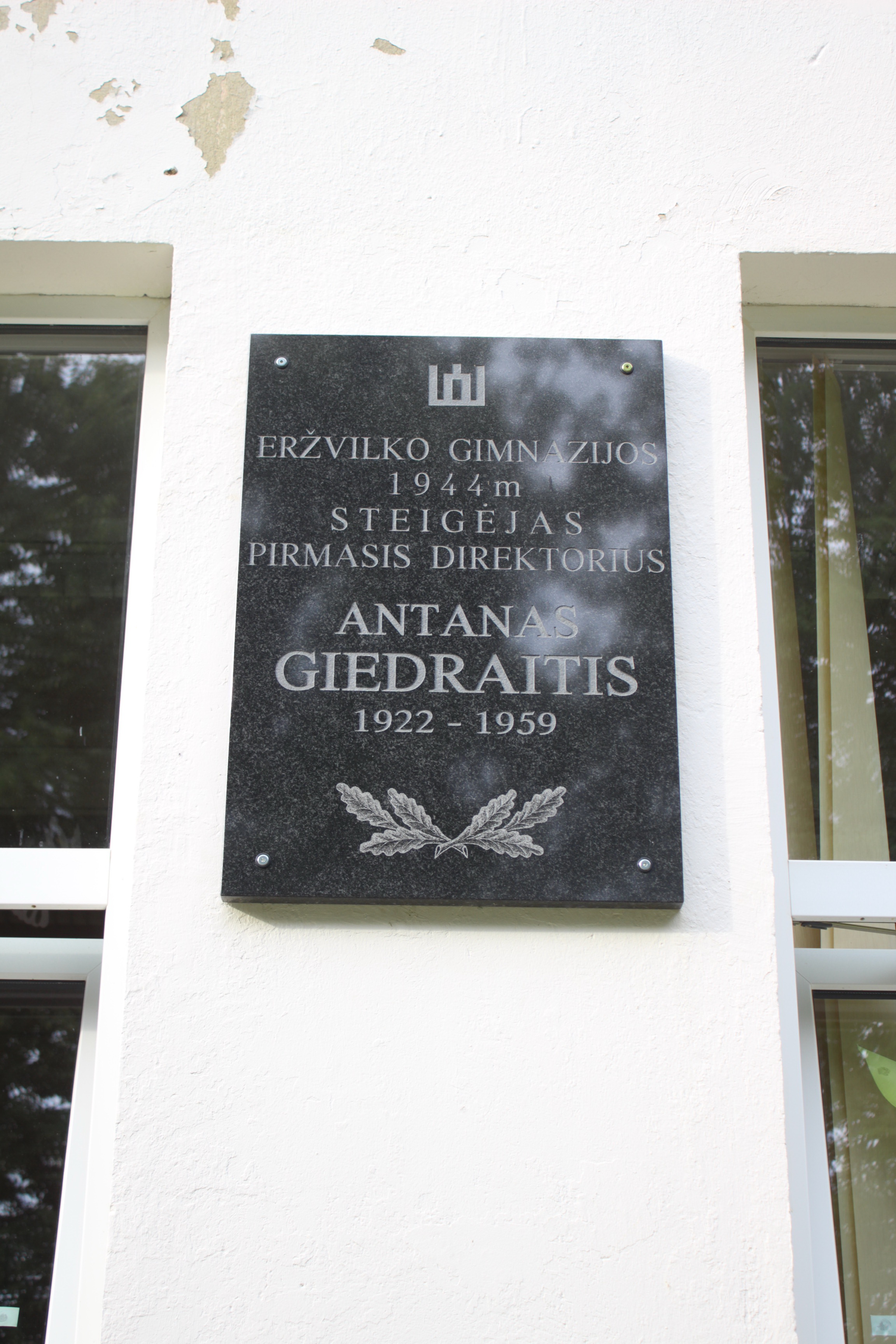 Atminimo lenta prie Eržvilko gimnazijos. V. Vaitkevičiaus nuotr., 2021 m.