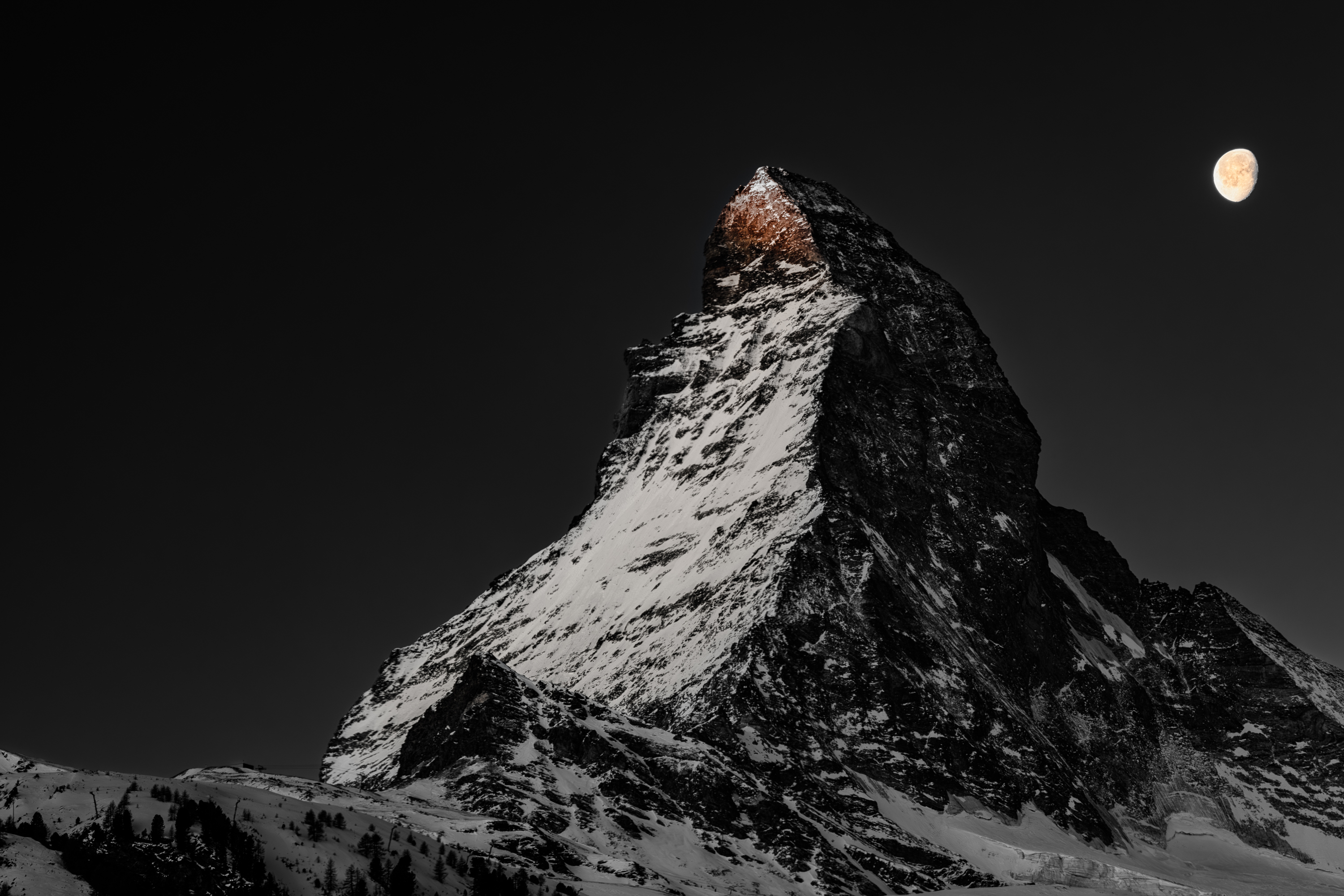 Rendez vous au sommet entre le Cervin et la lune avec l'éclairage matinal du soleil en hiver. 