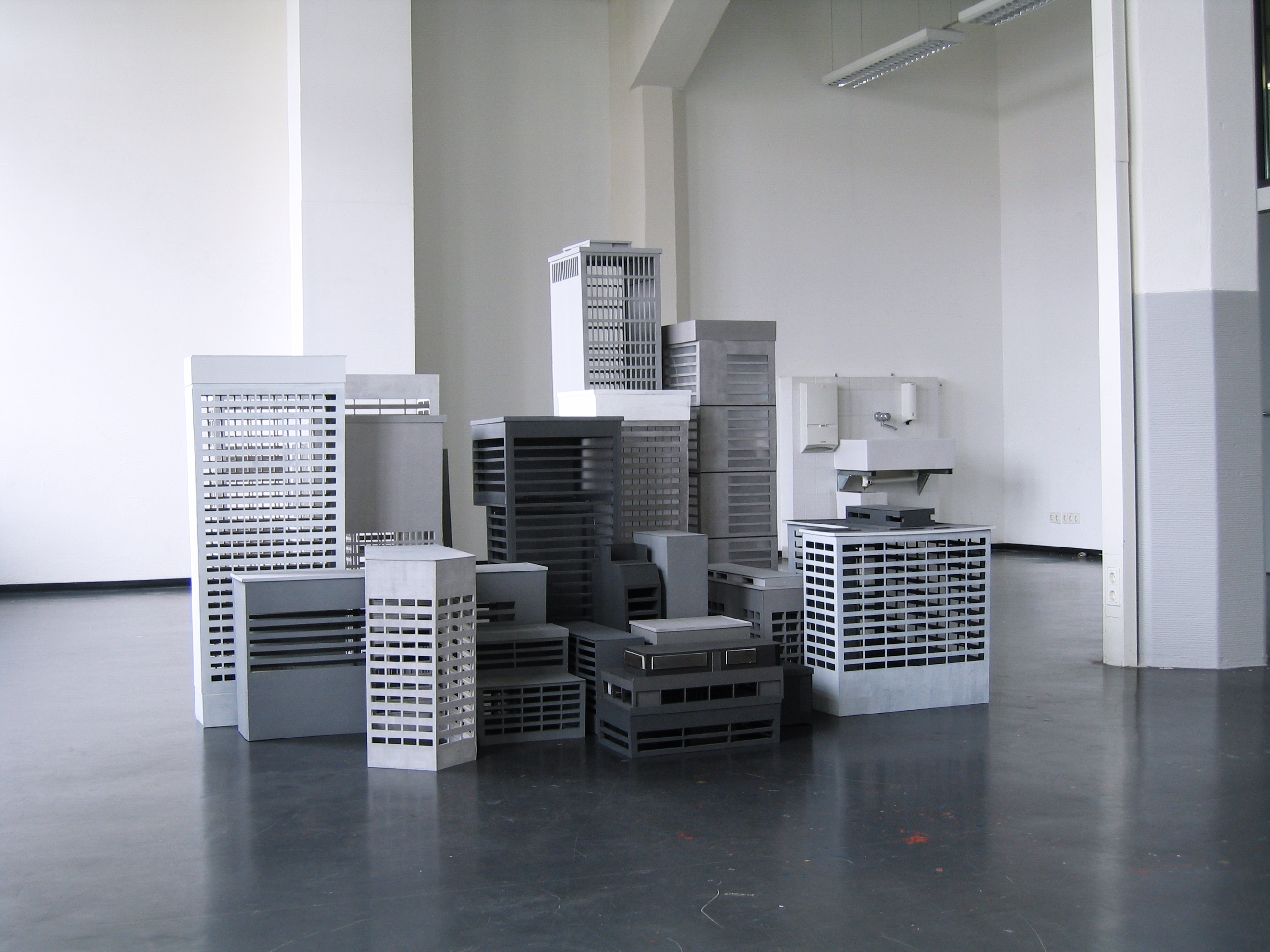 Ich war noch nie in Amerika, 2001/ 2002, flexible Raumplastik, Karton,  Farbe, Holz