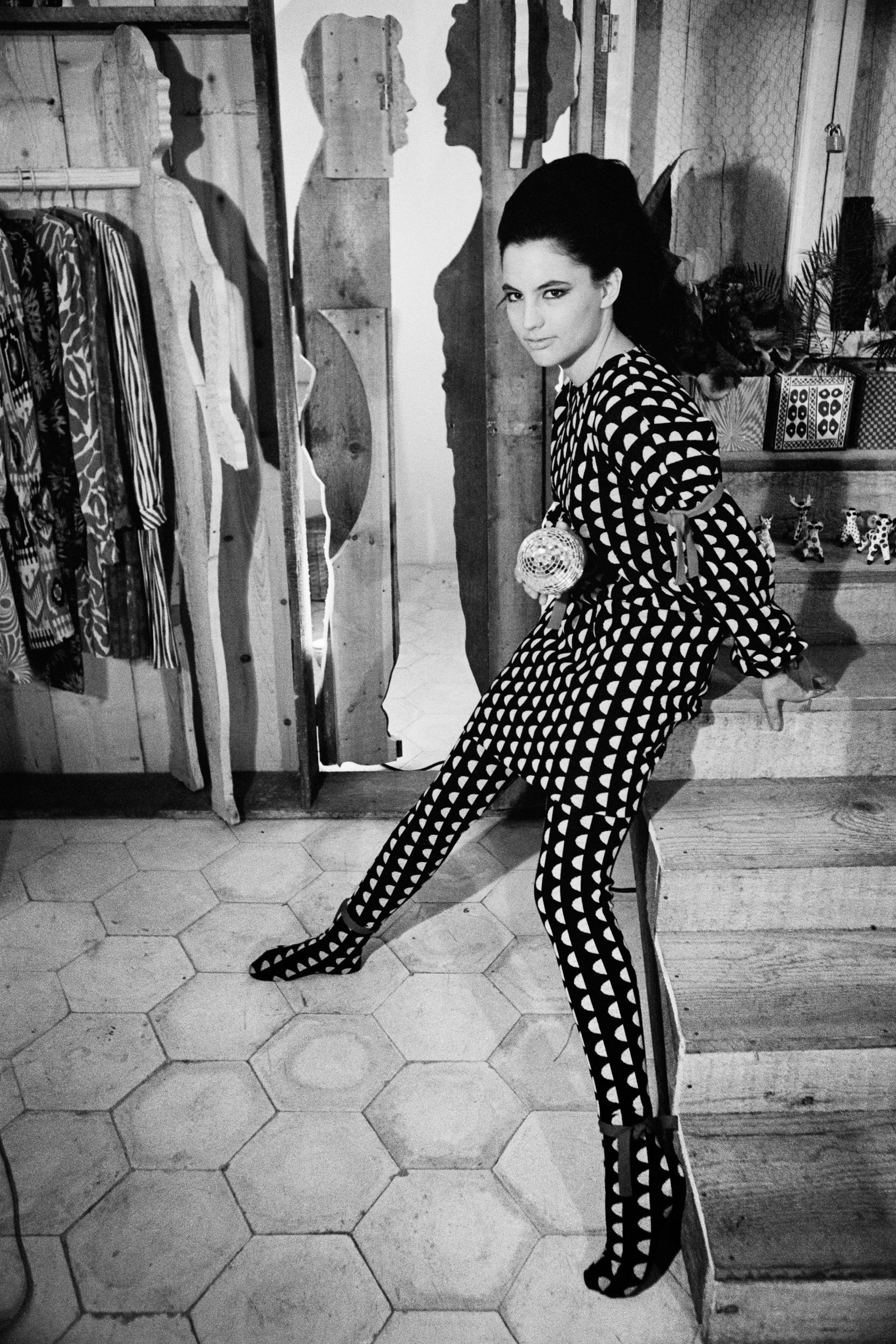 Elisabetta Catalano, Katia Moguy Moda Vogue con sculture di Mario Ceroli, Anni '70, Stampa ai sali d&rsquo;argento su carta Baryta, Stampa vintage, Courtesy Viasaterna e Archivio Elisabetta Catalano