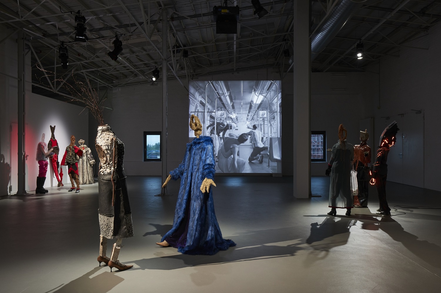 FORMS OF THE SURROUNDING FUTURES with works by RODRIGO HERNÁNDEZ, AGNĖ JOKŠĖ, TARIK KISWANSON, ESSE MCCHESNEY, RASMUS MYRUP, ANIA NOWAK, LUIZ ROQUE and ANA VAZ at KUNSTHALLE MÜNSTER curated by JOÃO LAIA in dialogue with MERLE RADTKE [from 20240504 to 20240804] [Photo: Volker Renner]