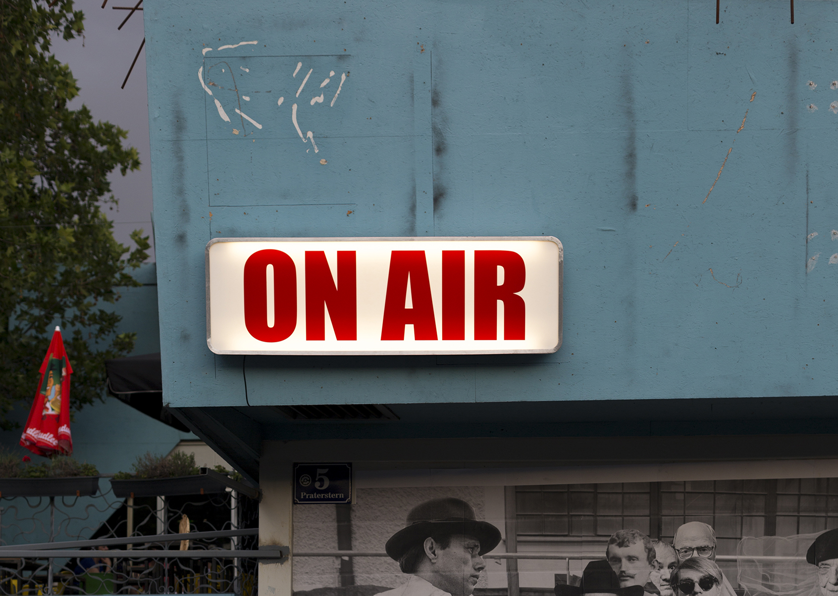 ON AIR2012aluminium, acrylic glass, light panels, adhesive letters55×170×20cm