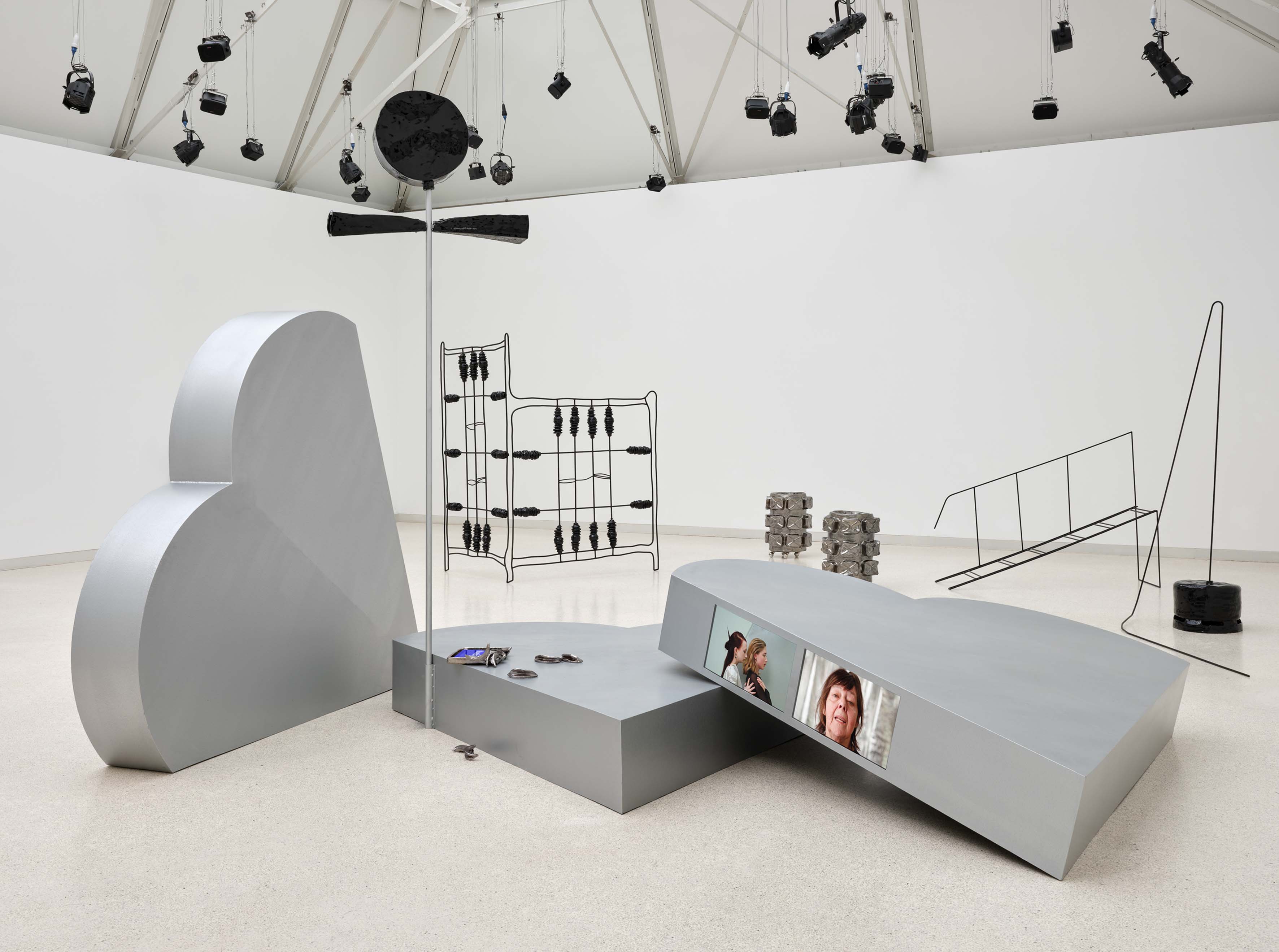 AREN´T YOU THE ONE WHO CAN REMEMBER THE FUTURE? a collaborative installation by LISA SEEBACH and JULIA CHARLOTTE RICHTER at KUNSTHALLE BREMEN [from 20240504 to 20249804] [Photo: Tobias Hübel]