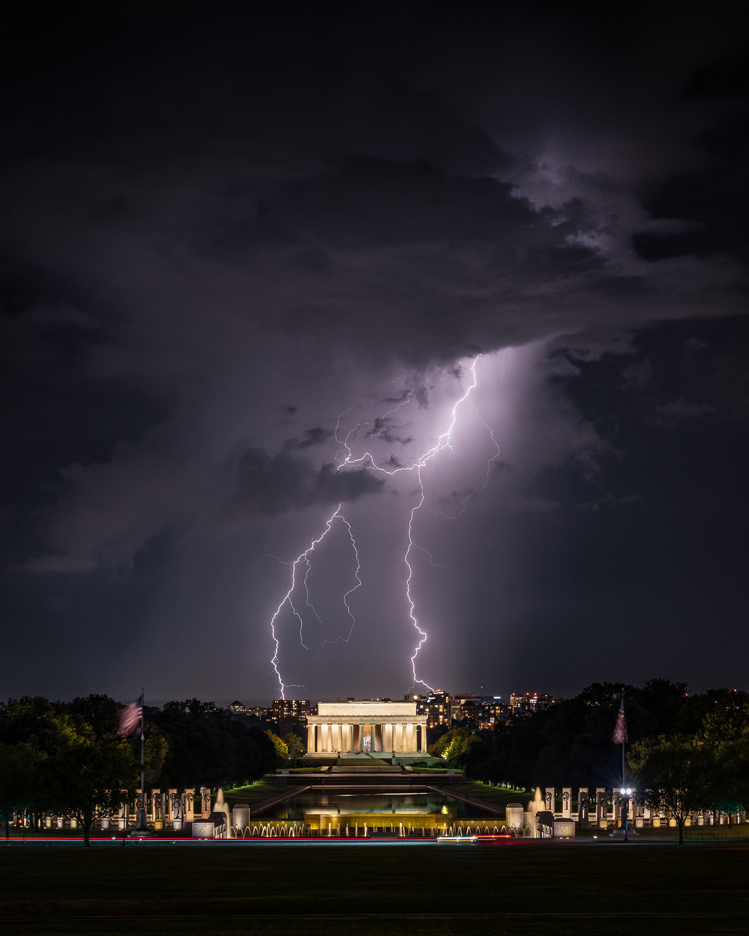 Zeus vs. Lincoln / Forked lightning at the Lincoln Memorial / July 20, 2020 / Photo: Zack Lewkowicz @zackowicz