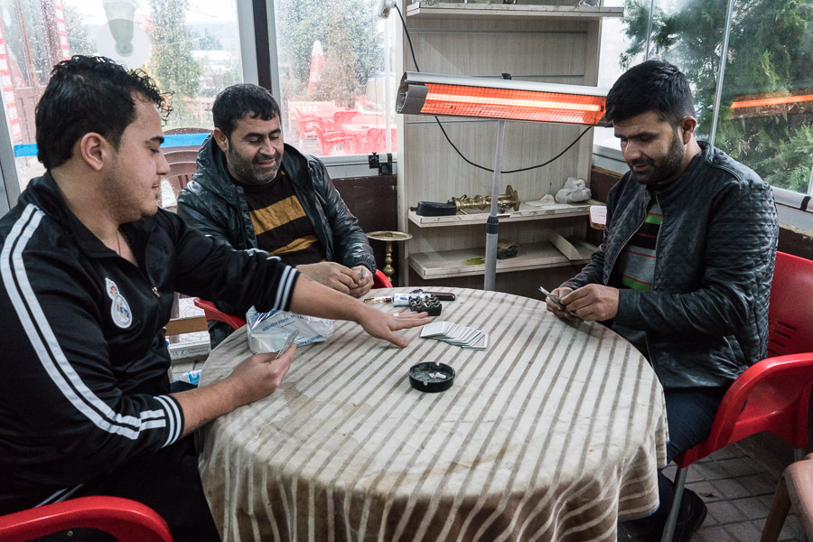 Ahmet, ici depuis 3 ans, handicap&eacute; du bras,  Je suis partiellement handicap&eacute; du bras &raquo;, explique le jeune kurde syrien, &laquo; &agrave; cause de &ccedil;a, tout les patrons me renvoient au bout de quelques jours, comment voulez-vous que je gagne ma vie ? &raquo;. &laquo; Nous avons choisi ce quartier parce qu'ici presque tout le monde parle kurde. Nous pensions que nos origines et notre langue commune nous faciliteraient les choses mais une grande partie des kurdes d'ici nous regardent avec d&eacute;fiance, les autres nous exploitent sans remords &raquo; Apr&egrave;s avoir r&eacute;gl&eacute; 500 dollars &agrave; un passeur, Ahmet a embarqu&eacute; &agrave; Izmir dans une embarcation de fortune surcharg&eacute;e. &laquo; Apr&egrave;s une heure de naviguation on s'est perdu, le temps commen&ccedil;ait &agrave; se g&acirc;ter, on a fait demi-tour et on a r&eacute;ussi &agrave; regagner le rivage, mais je me suis promis de ne plus retenter la travers&eacute;e dans ces conditions &raquo;. Originaire d'Afrin, p&egrave;re rest&eacute; l&agrave;-bas, malade. Un jour qu'il &eacute;tait parti &agrave; Azaz acheter des m&eacute;dicaments pour son p&egrave;re qui a des probl&egrave;mes de coeur. "J'ai &eacute;t&eacute; arr&ecirc;t&eacute; par l'Etat Islamique &agrave; un check point, ils m'ont gard&eacute; prisonnier pendant trois mois, ils me battaient, j'ai fini par r&eacute;ussir &agrave; m'enfuir.