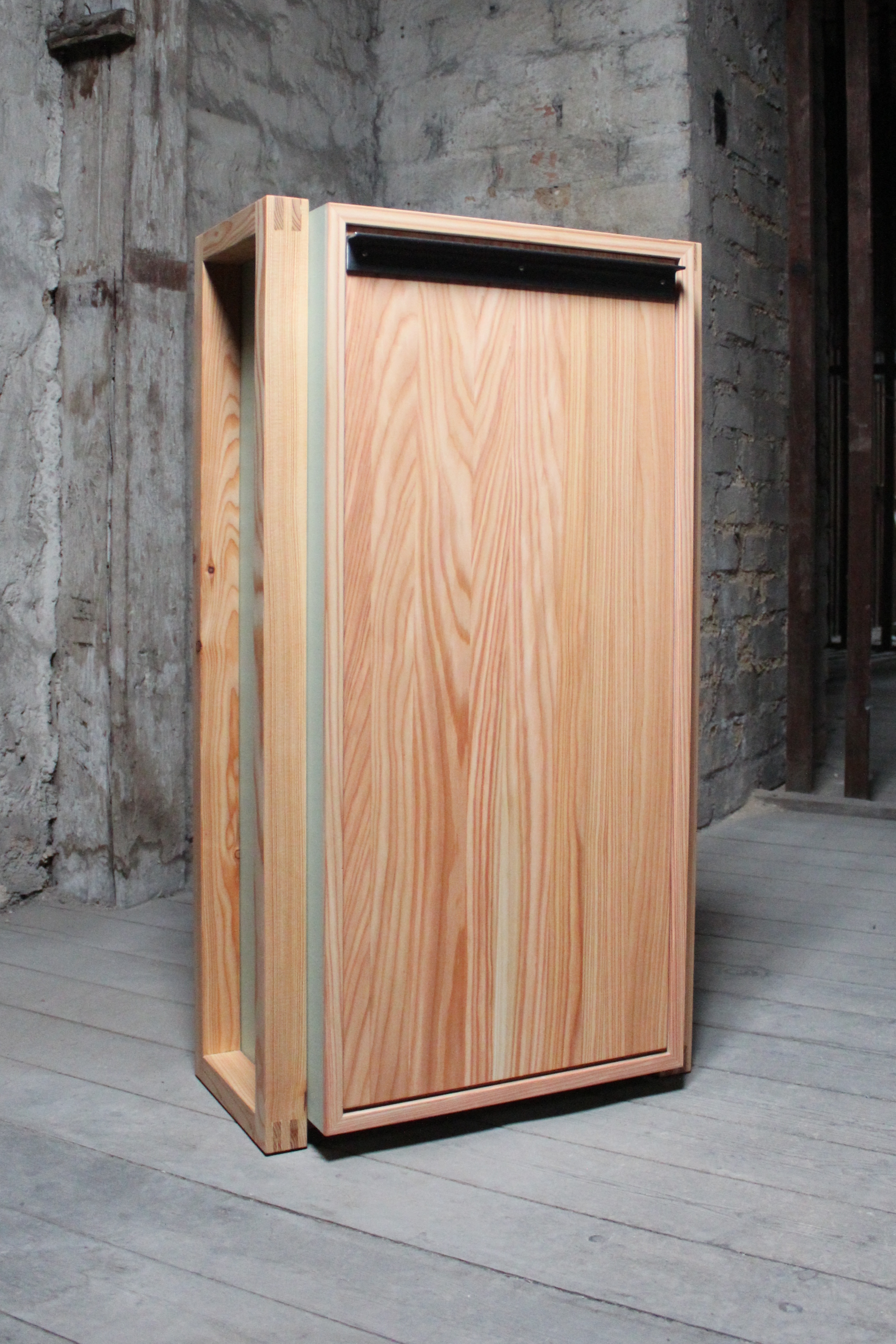 Abfalleimer, Lärchenholz / Seekiefer / Stahl.