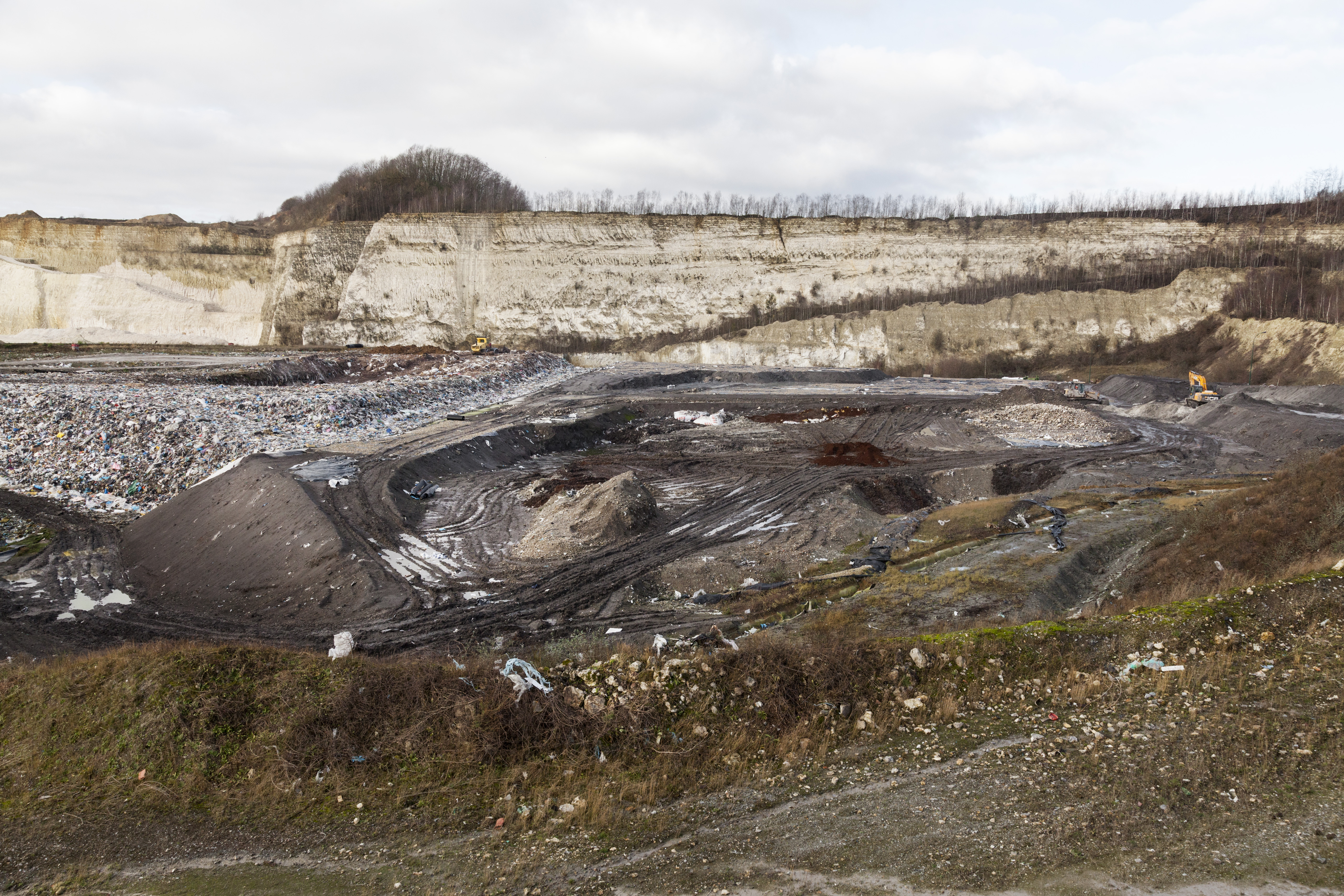 Haccourt, Liège (Belgium) The landfill site is located in an old quarry and is limited by two active quarrying sites. The terrain is naturally composed of coal, a thick layer of smectite clay and layers of various types of chalk.