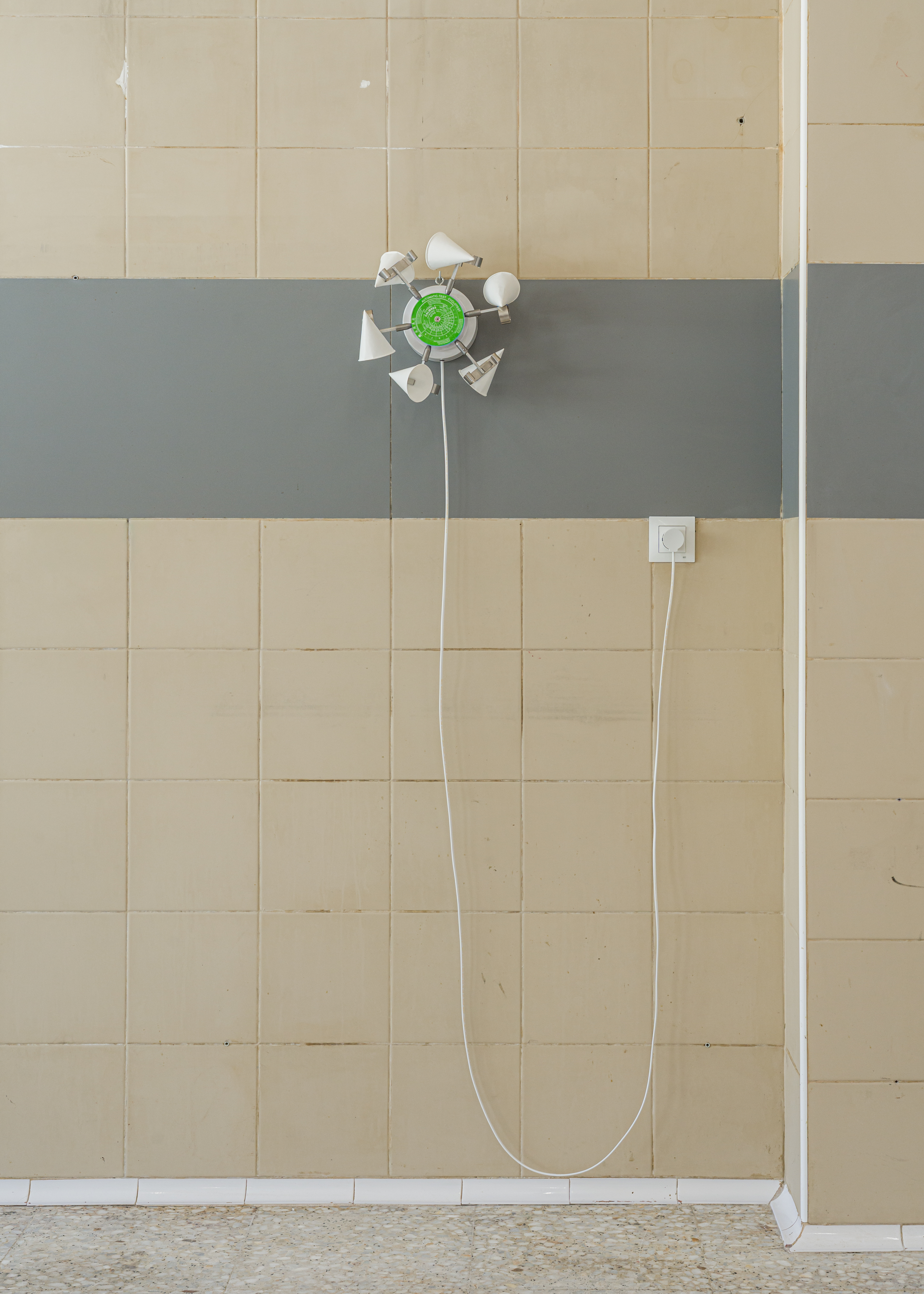 Where it makes an X (Rotor #1), 2025Paper cups, electric motor, steel, aluminum and plastic components, wiring, magnets.33 × 33 × 16 cm.Installation view at Por, Digestivo, Madrid, 2025Photo: Alejandro Cayetano