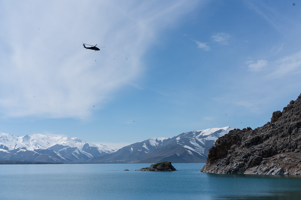 H&eacute;licop&egrave;tre militaire turc au dessus du lac de Van. La gu&eacute;rilla kurde est tr&egrave;s pr&eacute;sente dans les montagnes autour de Van. Les h&eacute;licopt&egrave;res cr&eacute;ent de plus des nuisances sonores importantes pour les habitant.e.s et les animaux.